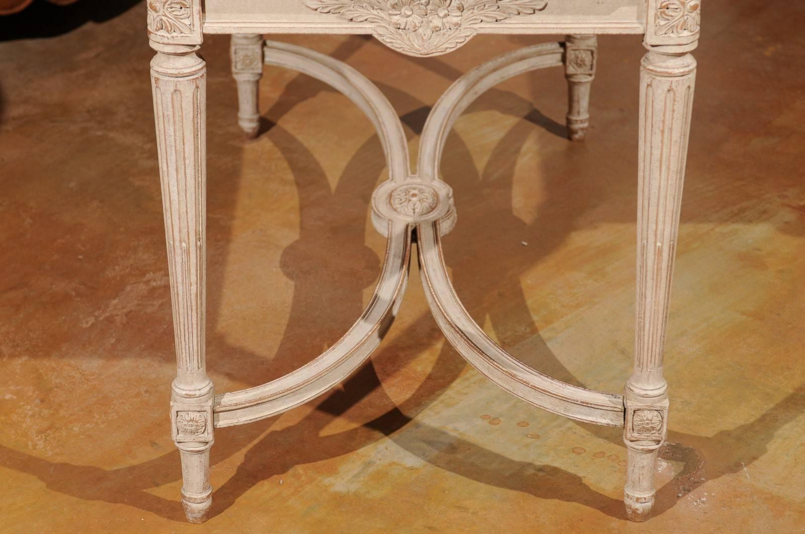 Swedish Gustavian Style Painted Wood Tea Table with Fluted Legs, circa 1920 For Sale 2