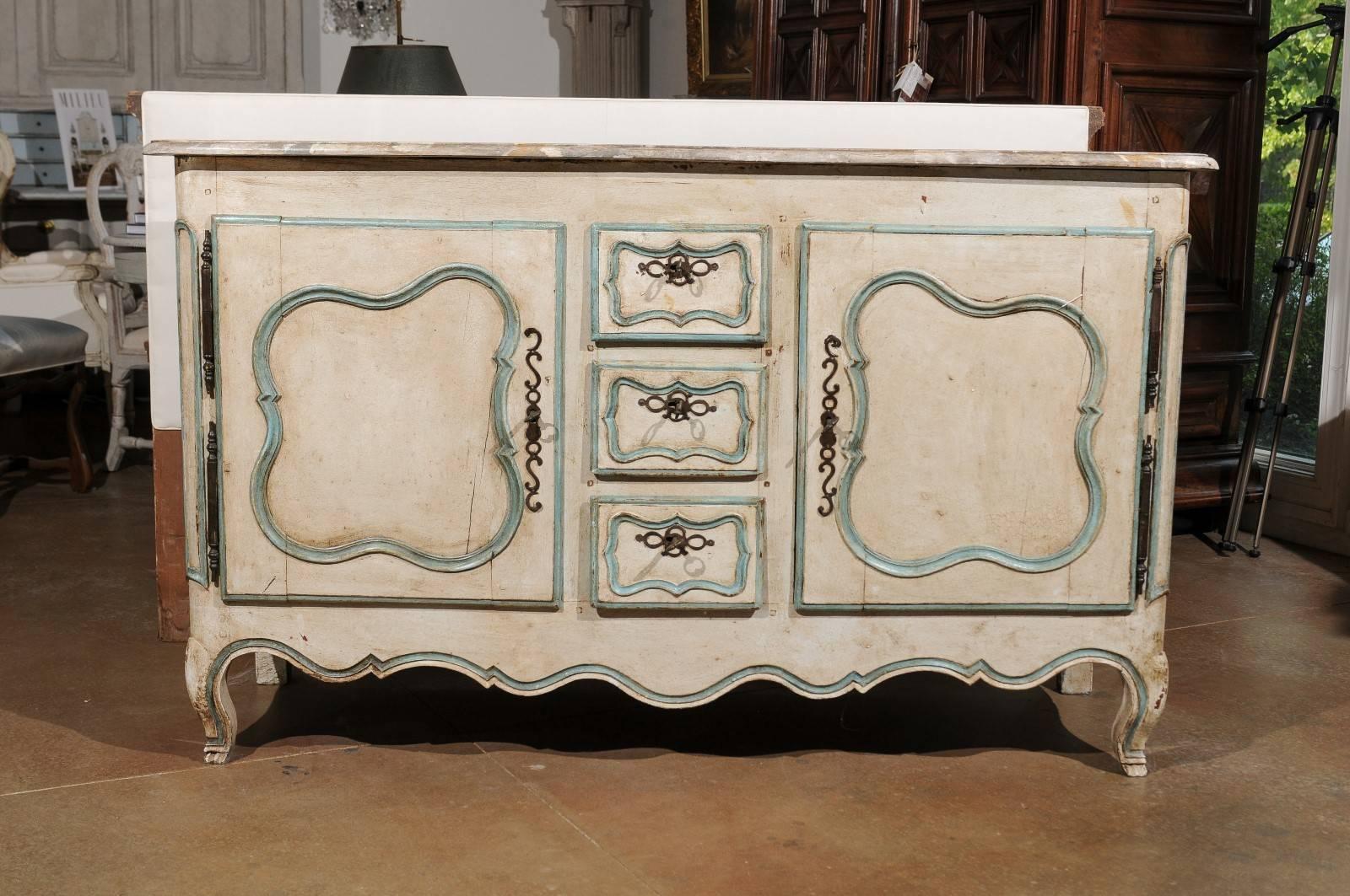 Bois Buffet français peint d'époque Louis XV avec deux portes et trois tiroirs en vente