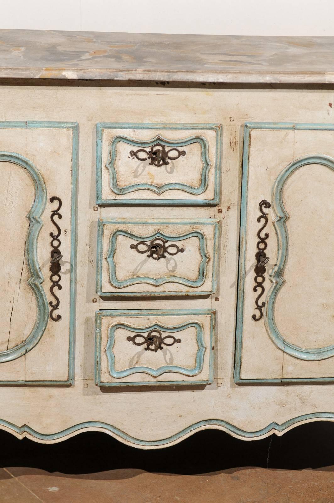 XVIIIe siècle Buffet français peint d'époque Louis XV avec deux portes et trois tiroirs en vente