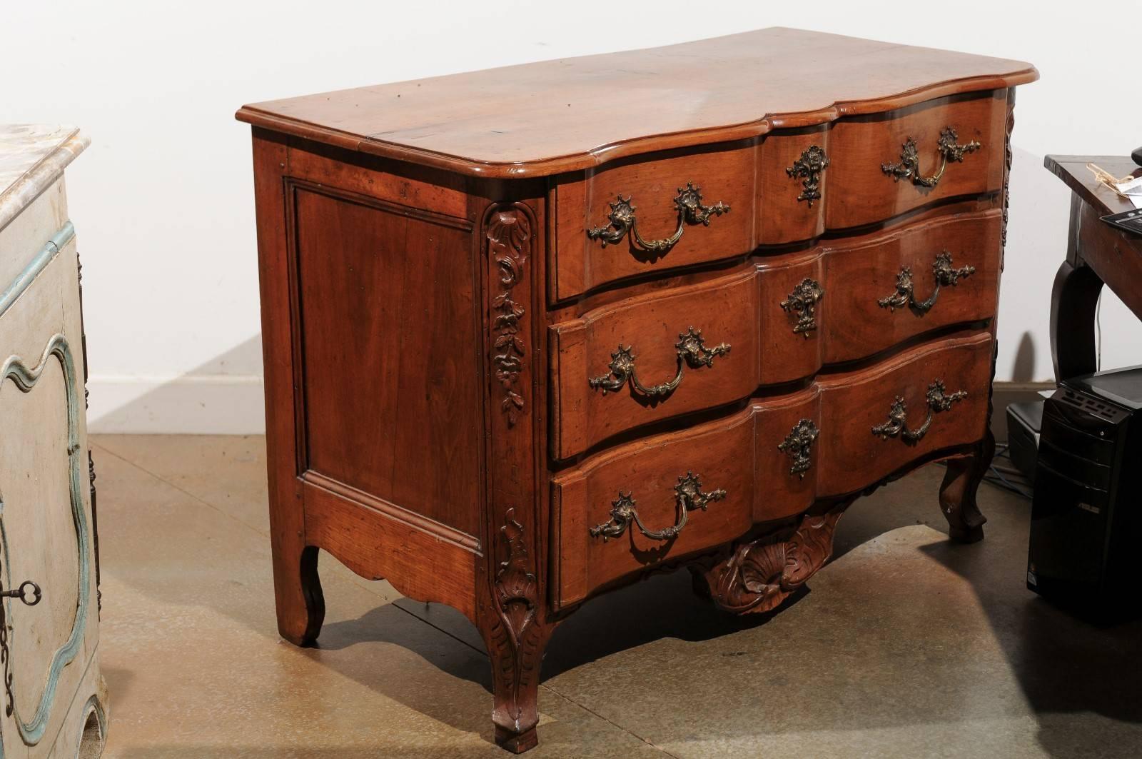 French 1720s Regence Walnut Commode in the Manner of the Thomas and Pierre Hache In Good Condition For Sale In Atlanta, GA