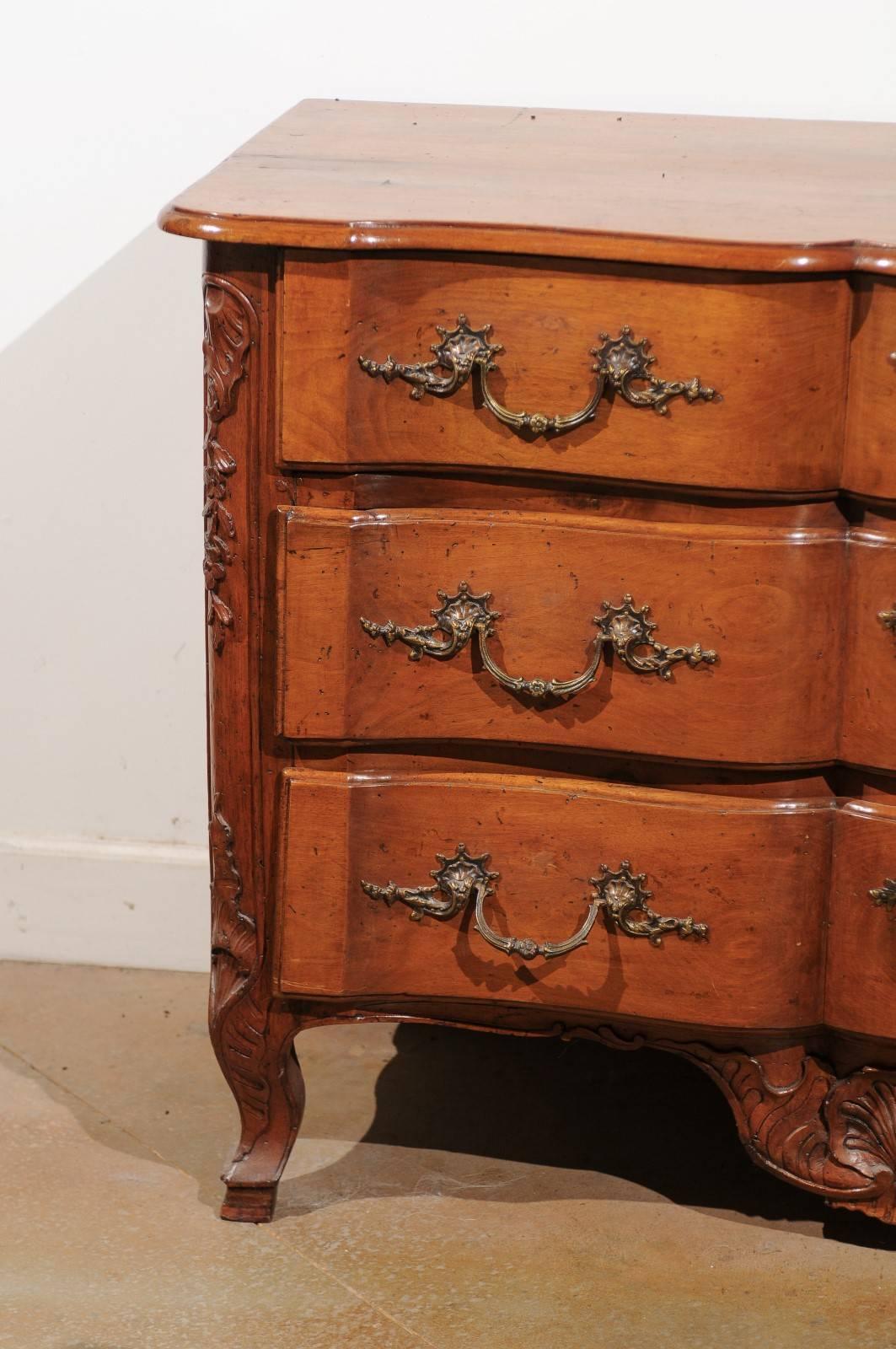 French 1720s Regence Walnut Commode in the Manner of the Thomas and Pierre Hache For Sale 1