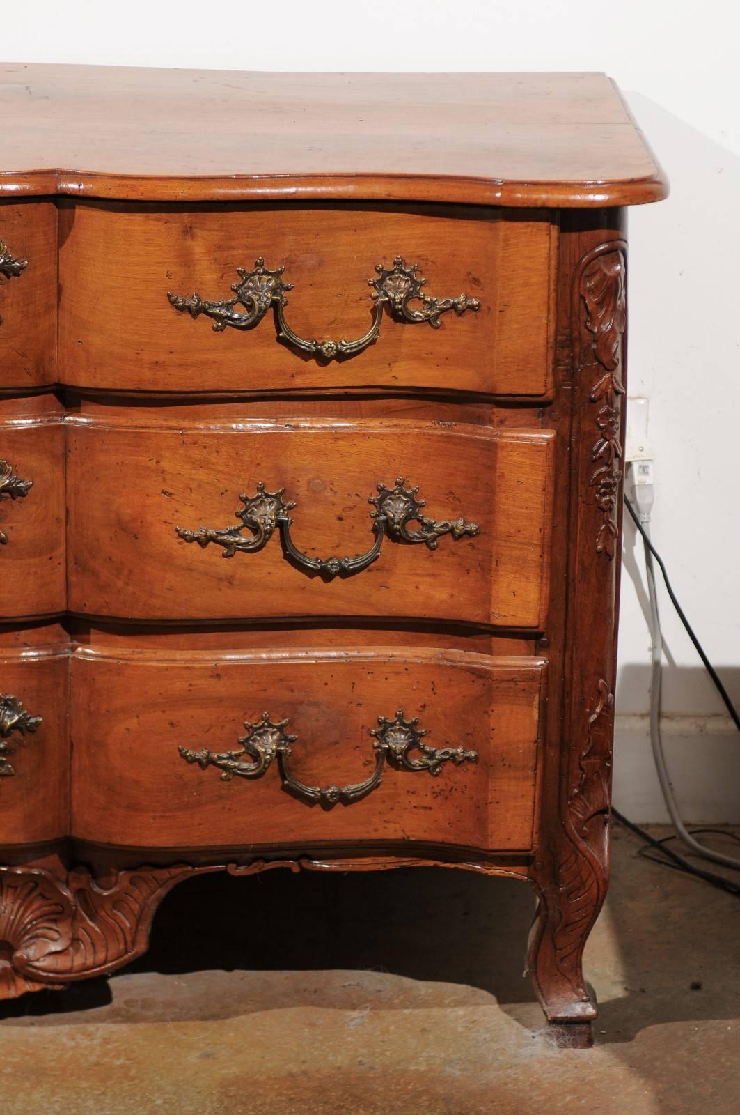 French 1720s Regence Walnut Commode in the Manner of the Thomas and Pierre Hache For Sale 2