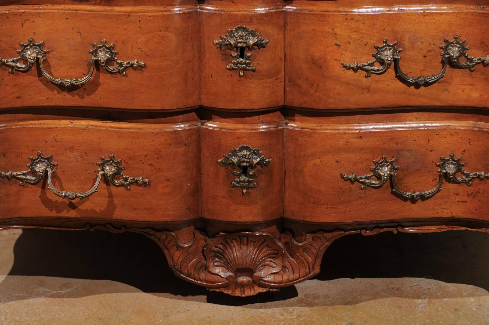 French 1720s Regence Walnut Commode in the Manner of the Thomas and Pierre Hache For Sale 3