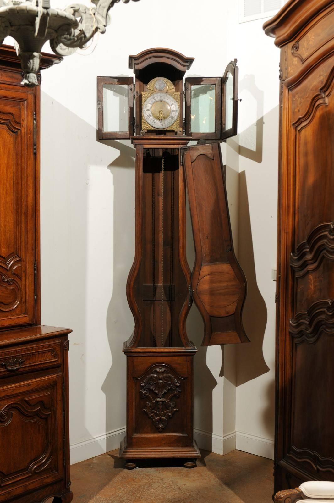 Reloj francés de caja larga de nogal de época Luis XV del valle del Ródano, hacia 1760 siglo XVIII en venta