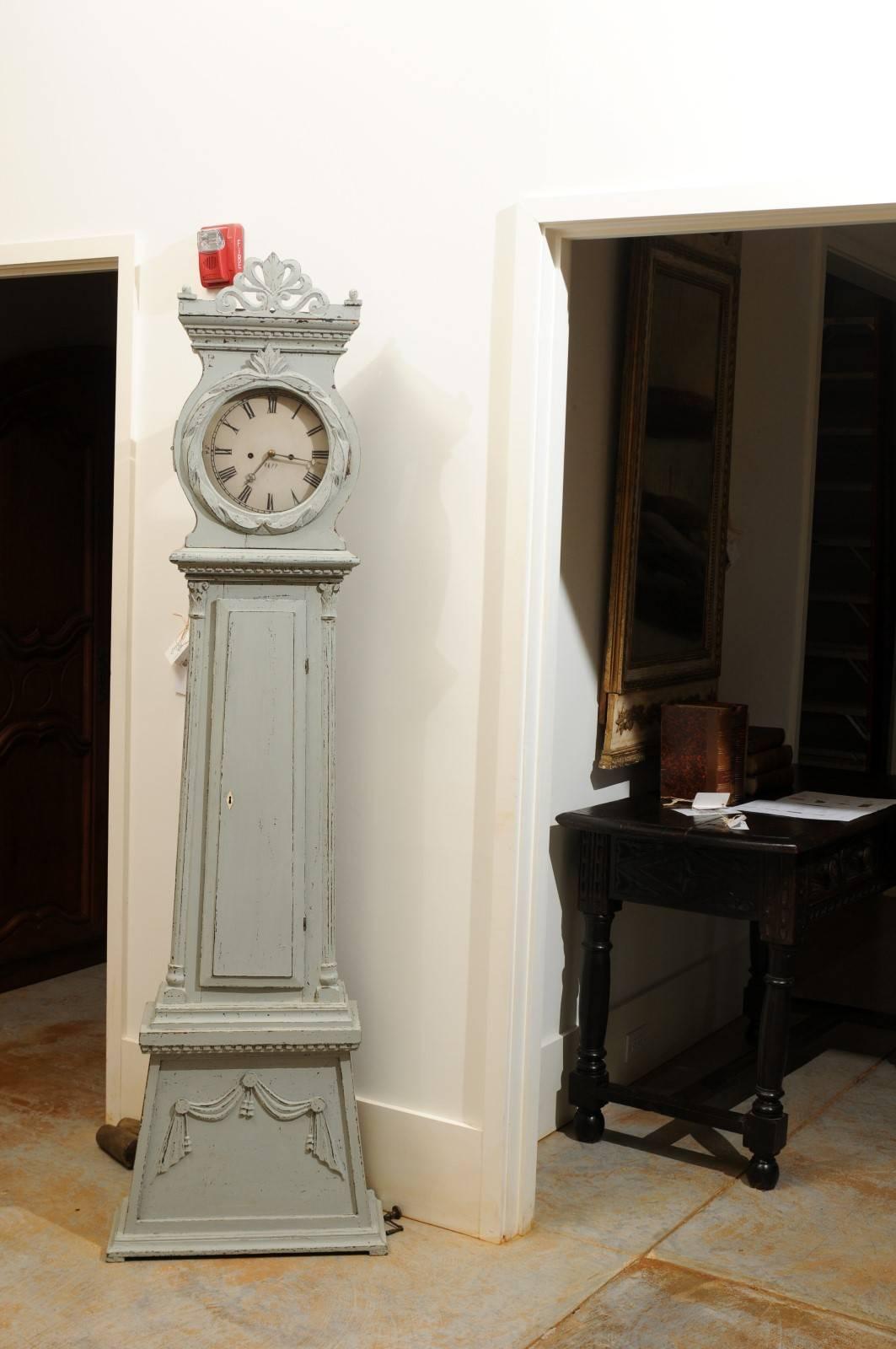 XIXe siècle Horloge de parquet de style néoclassique suédois en bois peint avec palmette sculptée en vente