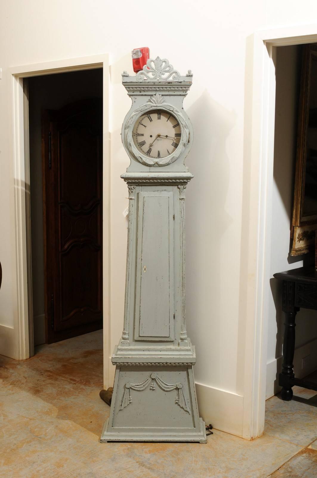 Horloge de parquet de style néoclassique suédois en bois peint avec palmette sculptée Bon état - En vente à Atlanta, GA