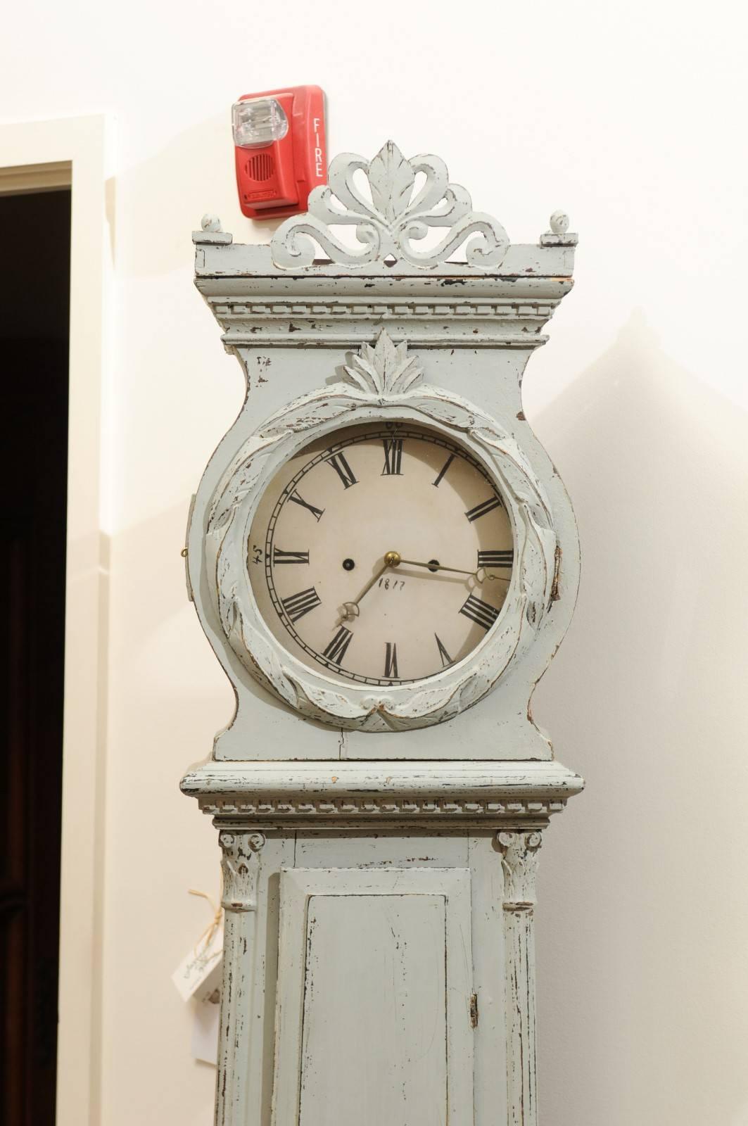 Verre Horloge de parquet de style néoclassique suédois en bois peint avec palmette sculptée en vente