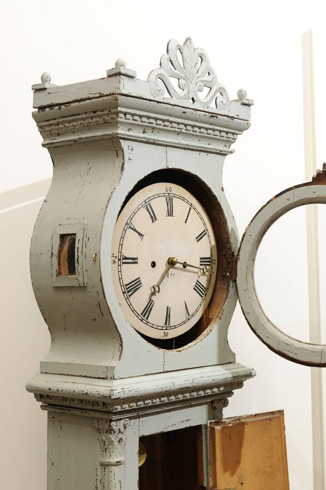 Suédois Horloge de parquet de style néoclassique suédois en bois peint avec palmette sculptée en vente