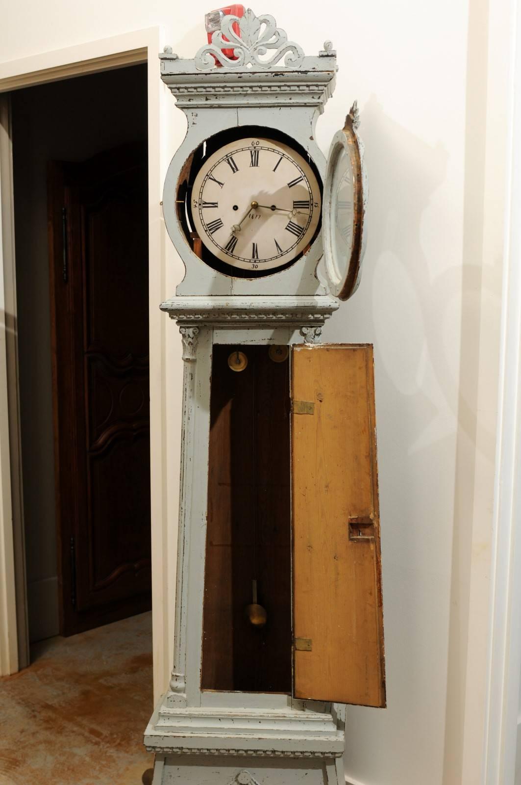 Horloge de parquet de style néoclassique suédois en bois peint avec palmette sculptée en vente 2