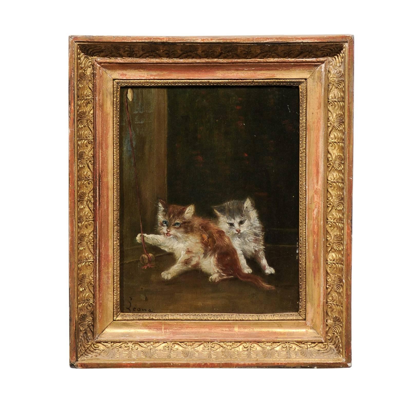 Peinture à l'huile sur toile française des années 1890 représentant des chatons jouant dans un cadre en bois doré