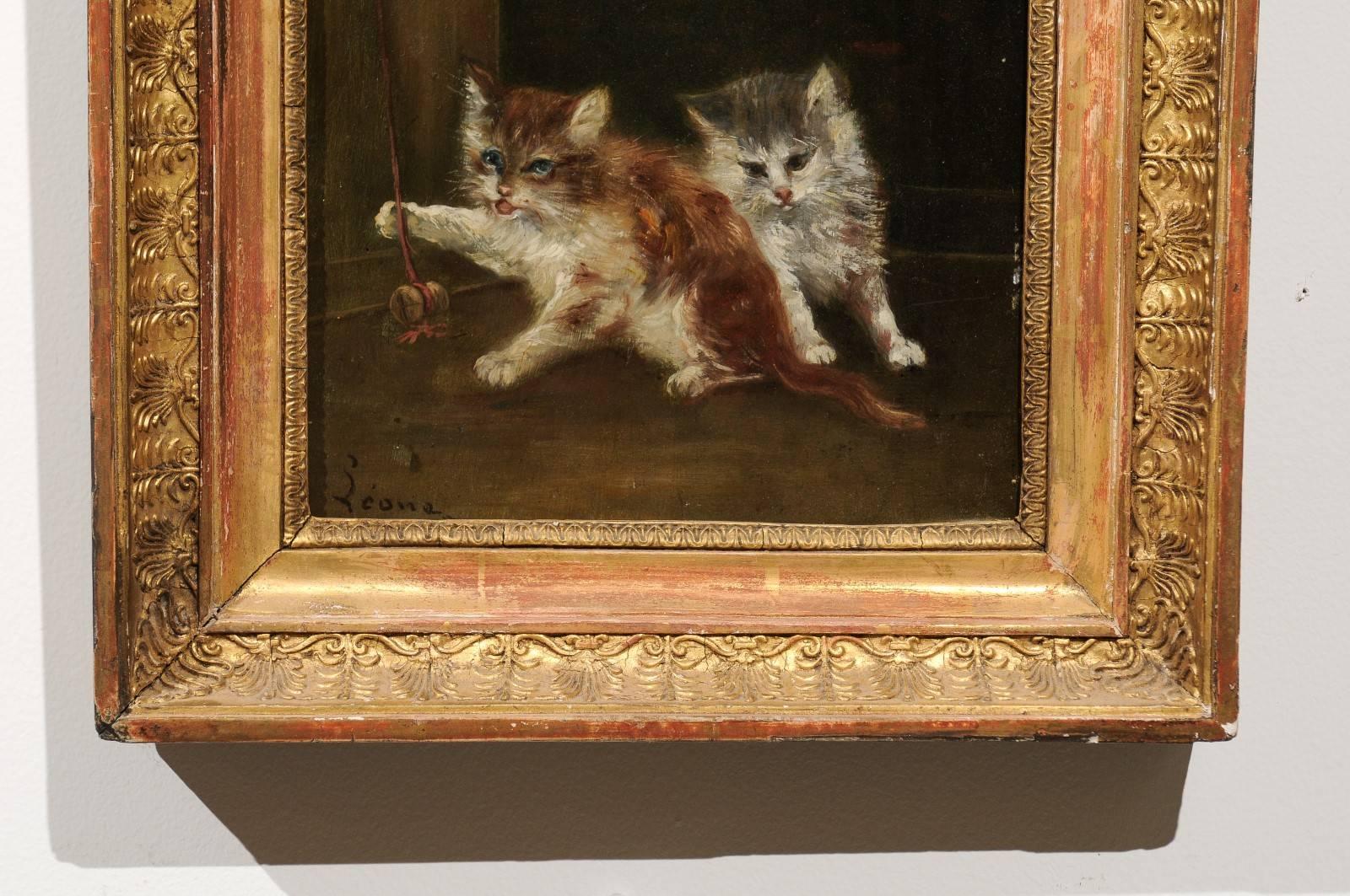 XIXe siècle Peinture à l'huile sur toile française des années 1890 représentant des chatons jouant dans un cadre en bois doré