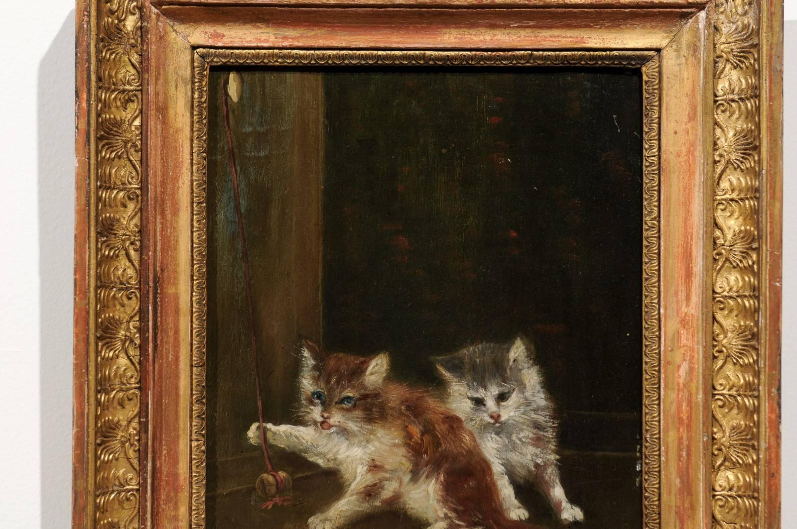 Toile Peinture à l'huile sur toile française des années 1890 représentant des chatons jouant dans un cadre en bois doré