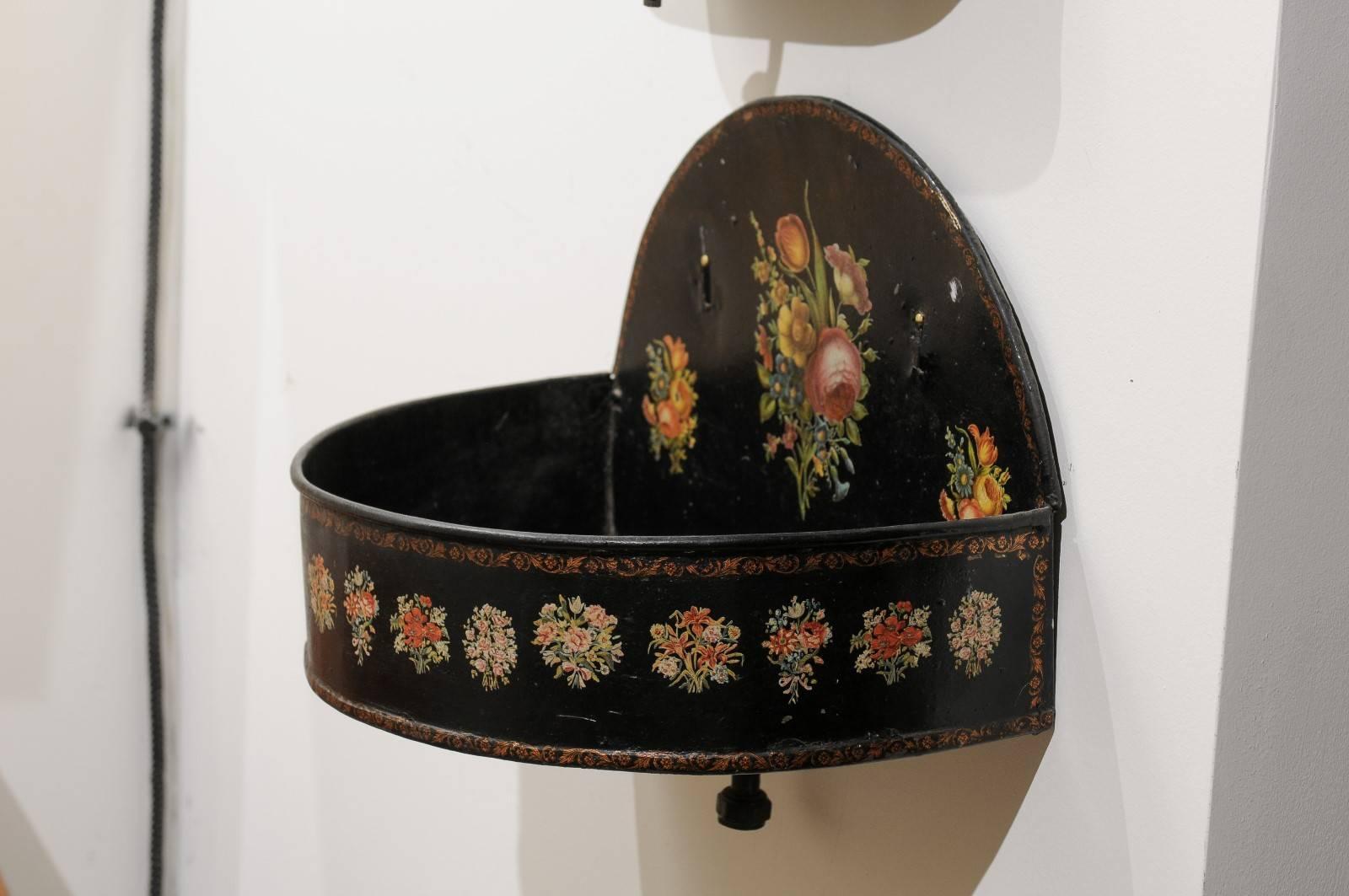 French Period Napoleon III Black Painted Tôle Lavabo with Floral Décor, 1870s In Good Condition In Atlanta, GA