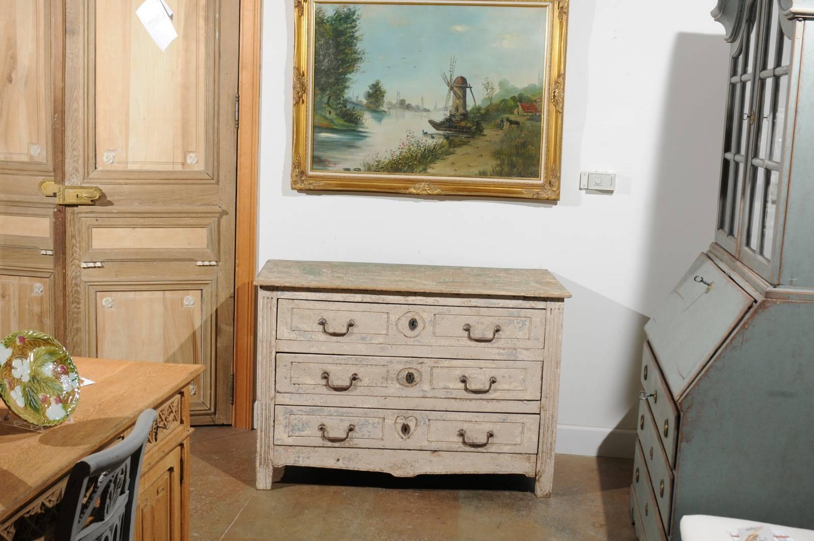 Petite French 1800s Neoclassical Painted Three-Drawer Chest from Aix-en-provence In Good Condition In Atlanta, GA