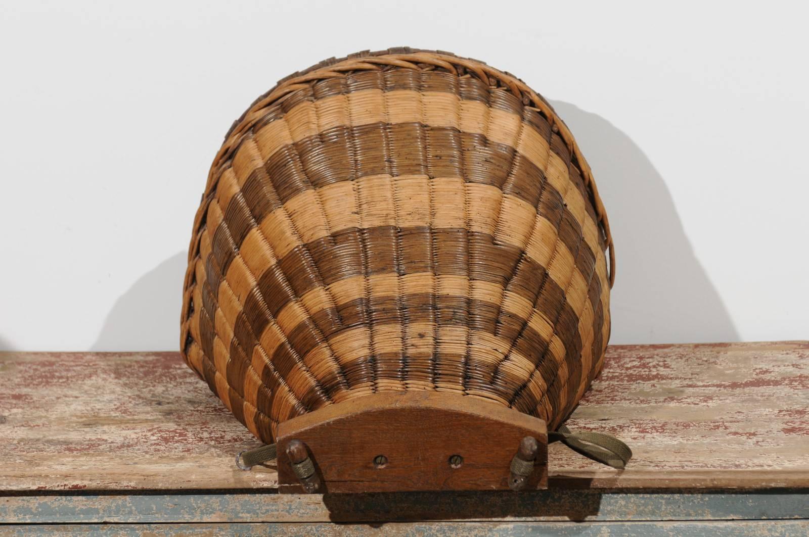 French 19th Century Small Two-Toned Wicker Grape Harvesting Basket from Burgundy 4