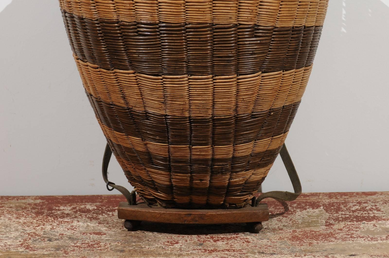 French 19th Century Small Two-Toned Wicker Grape Harvesting Basket from Burgundy In Good Condition In Atlanta, GA