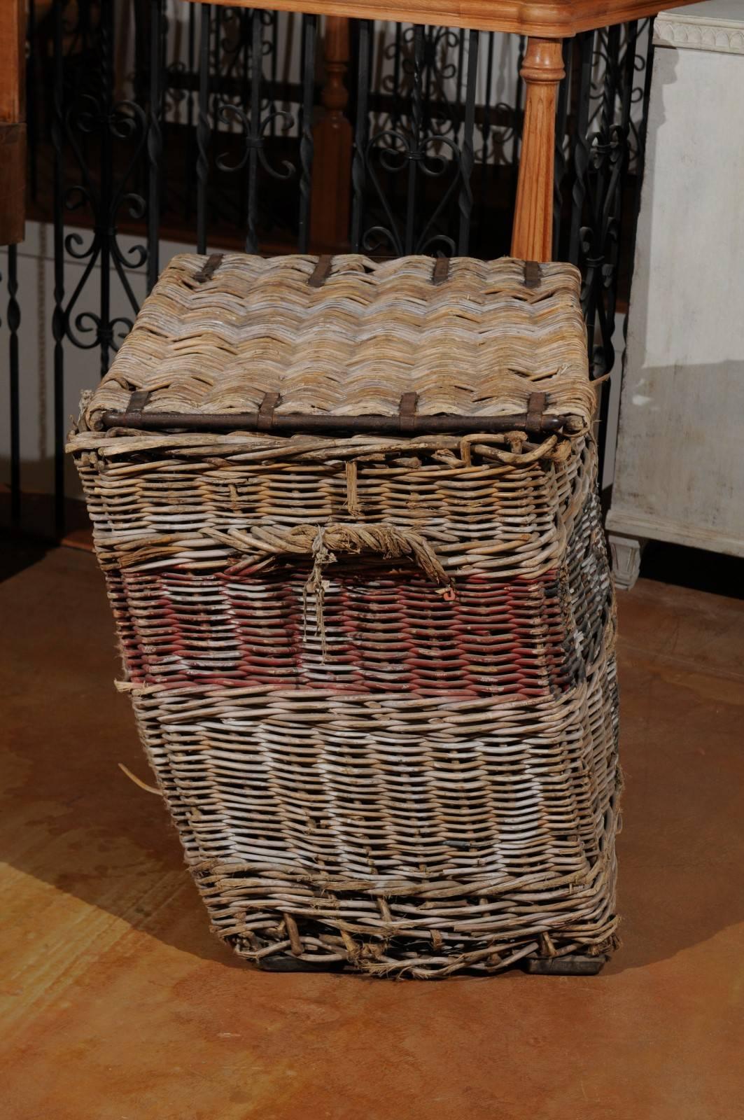 Metal Large English Wicker Linen Basket with Lateral Handles from the 19th Century