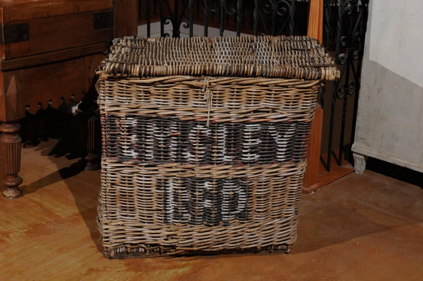 Large English Wicker Linen Basket with Lateral Handles from the 19th Century In Good Condition In Atlanta, GA