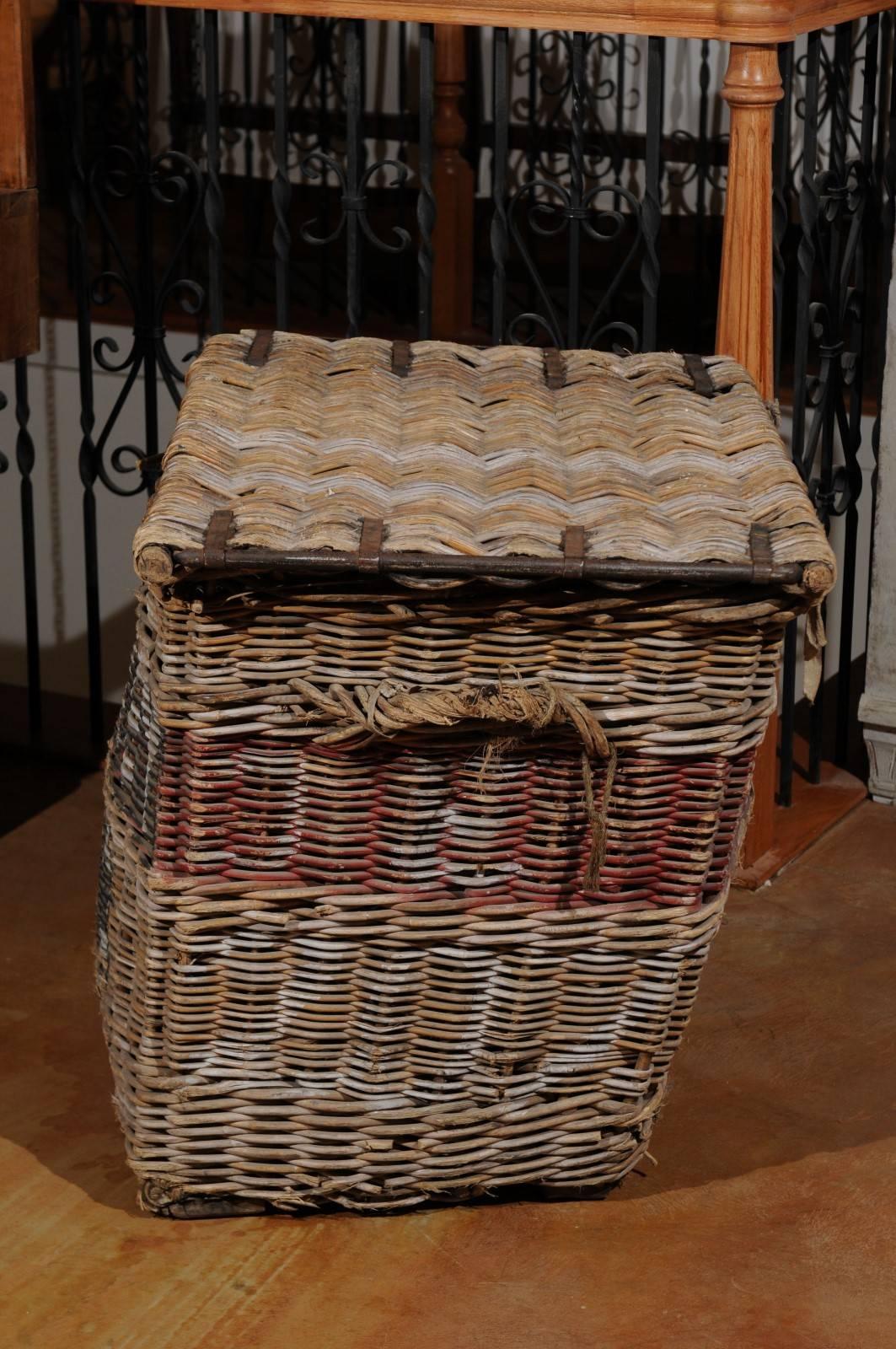 Large English Wicker Linen Basket with Lateral Handles from the 19th Century 3