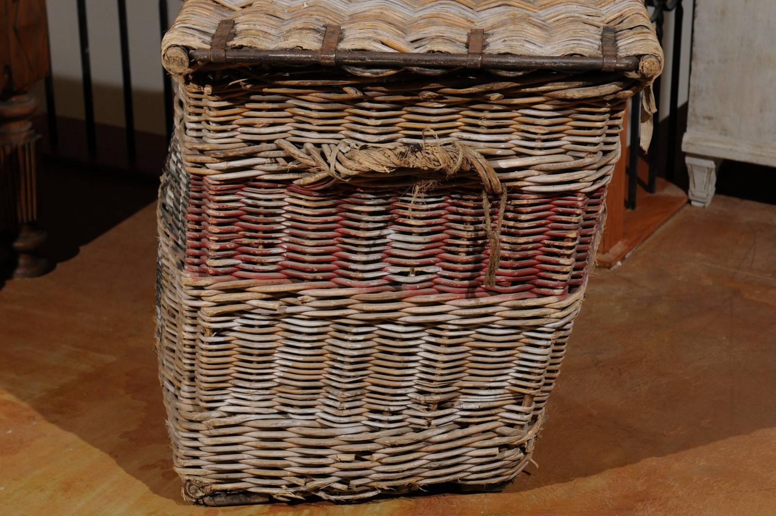 Large English Wicker Linen Basket with Lateral Handles from the 19th Century 4