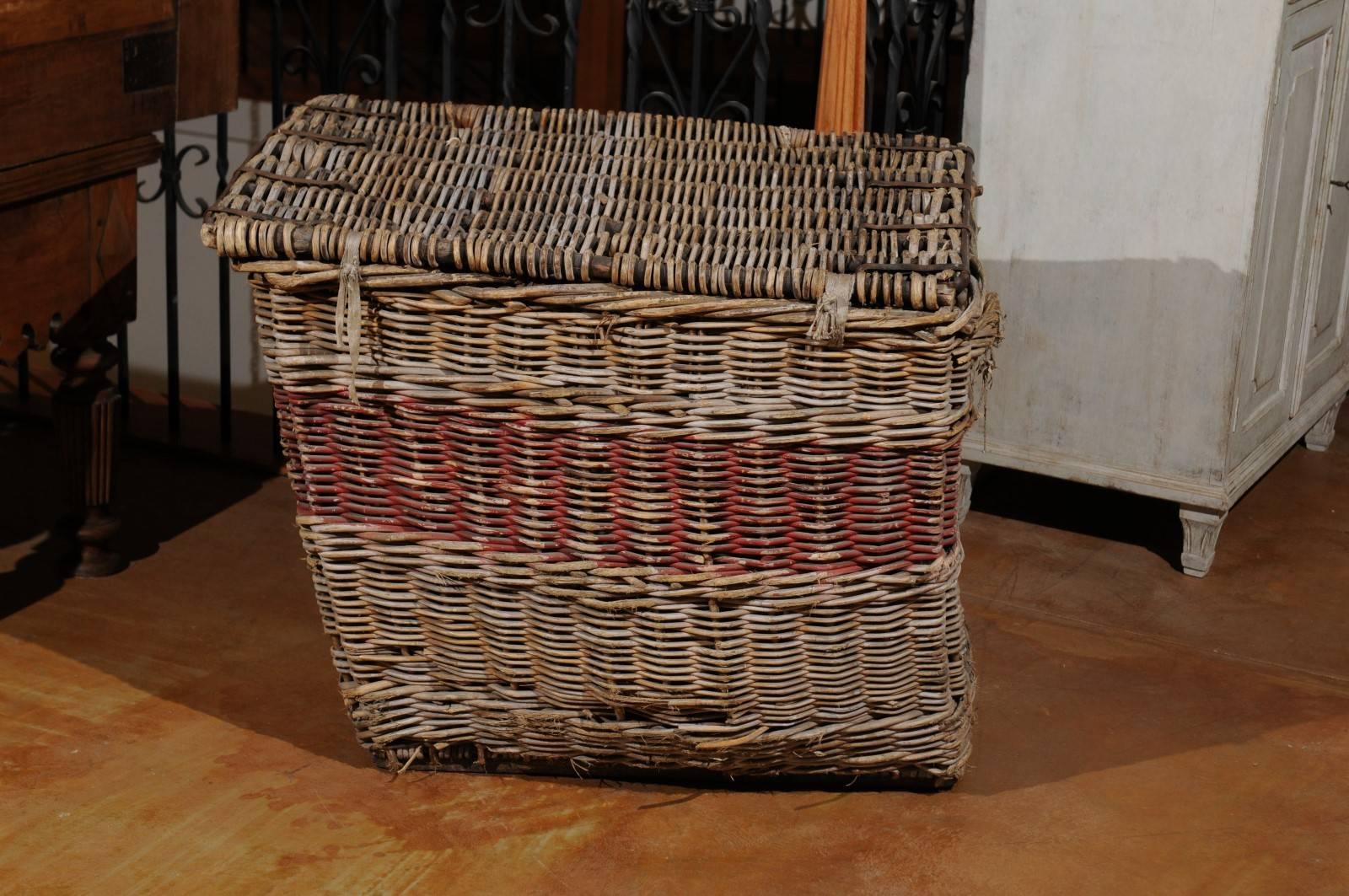 Large English Wicker Linen Basket with Lateral Handles from the 19th Century 2