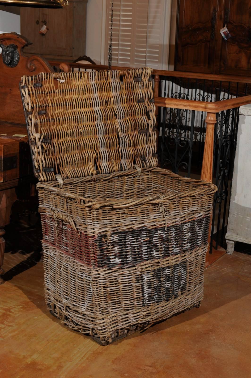 Large English Wicker Linen Basket with Lateral Handles from the 19th Century 1