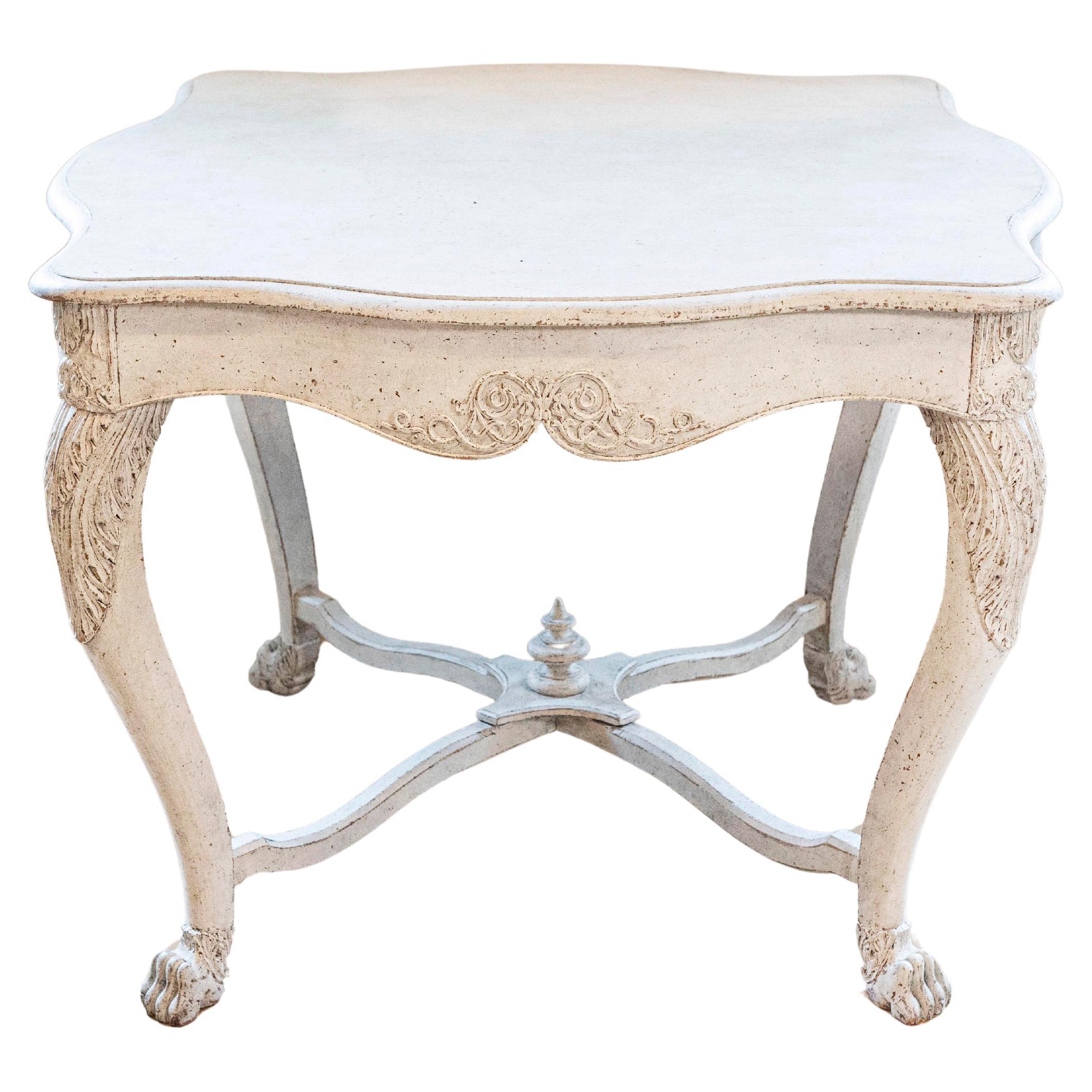Table centrale suédoise peinte des années 1850 avec volutes sculptées et traverse traversée en vente