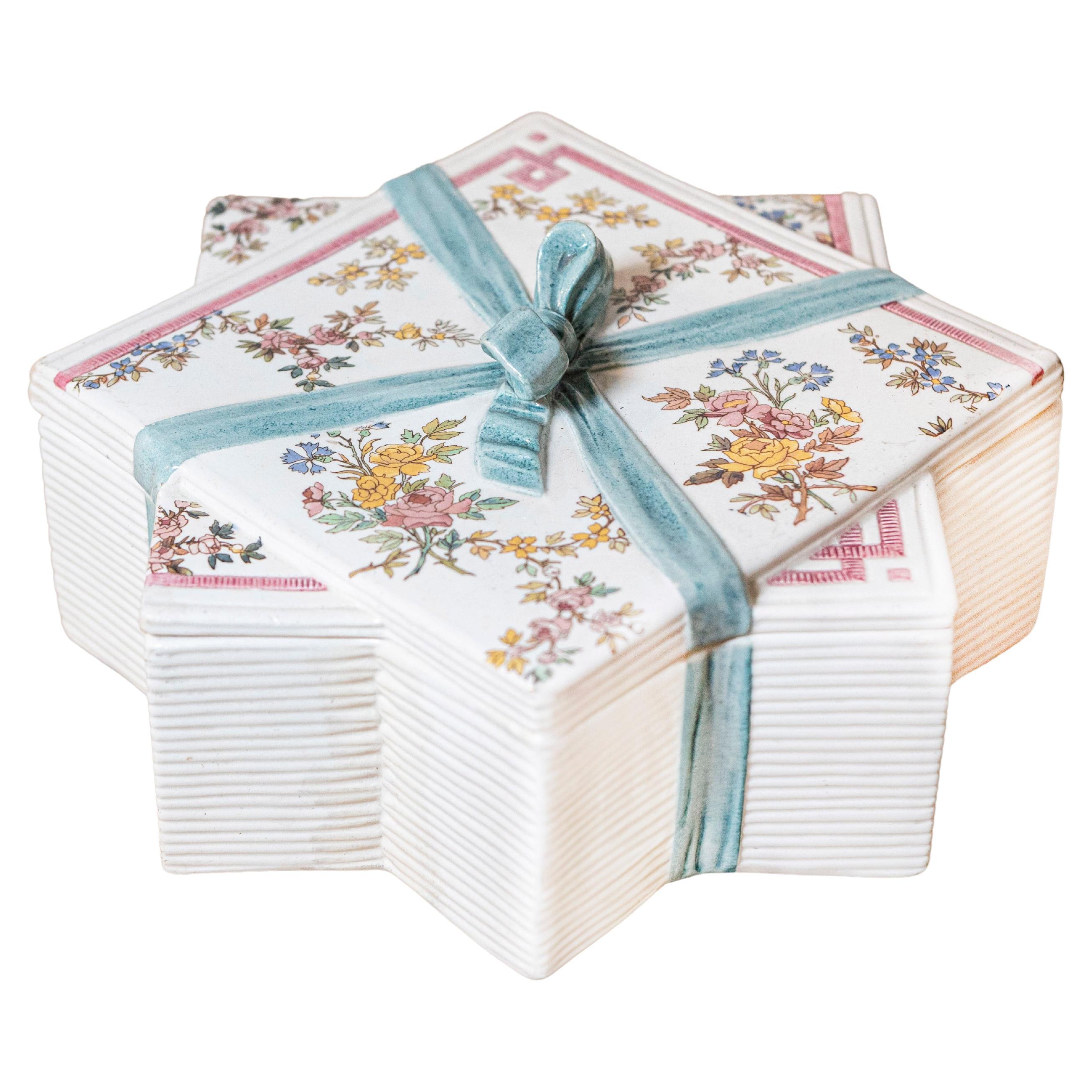 Caja de porcelana francesa en forma de estrella de Sarreguemines del siglo XIX con motivos florales