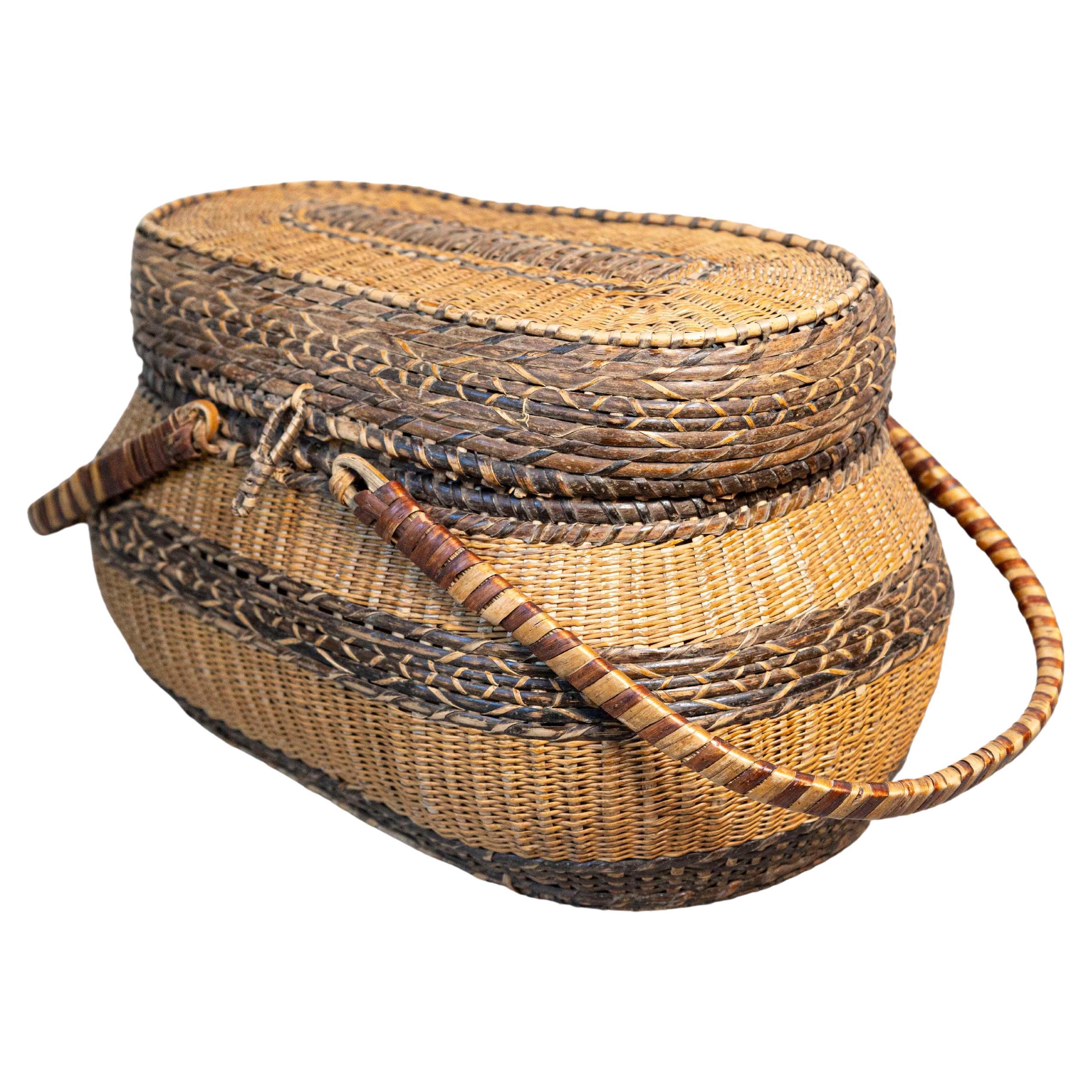 Panier rustique suédois des années 1890 en osier bicolore ovale avec grandes poignées