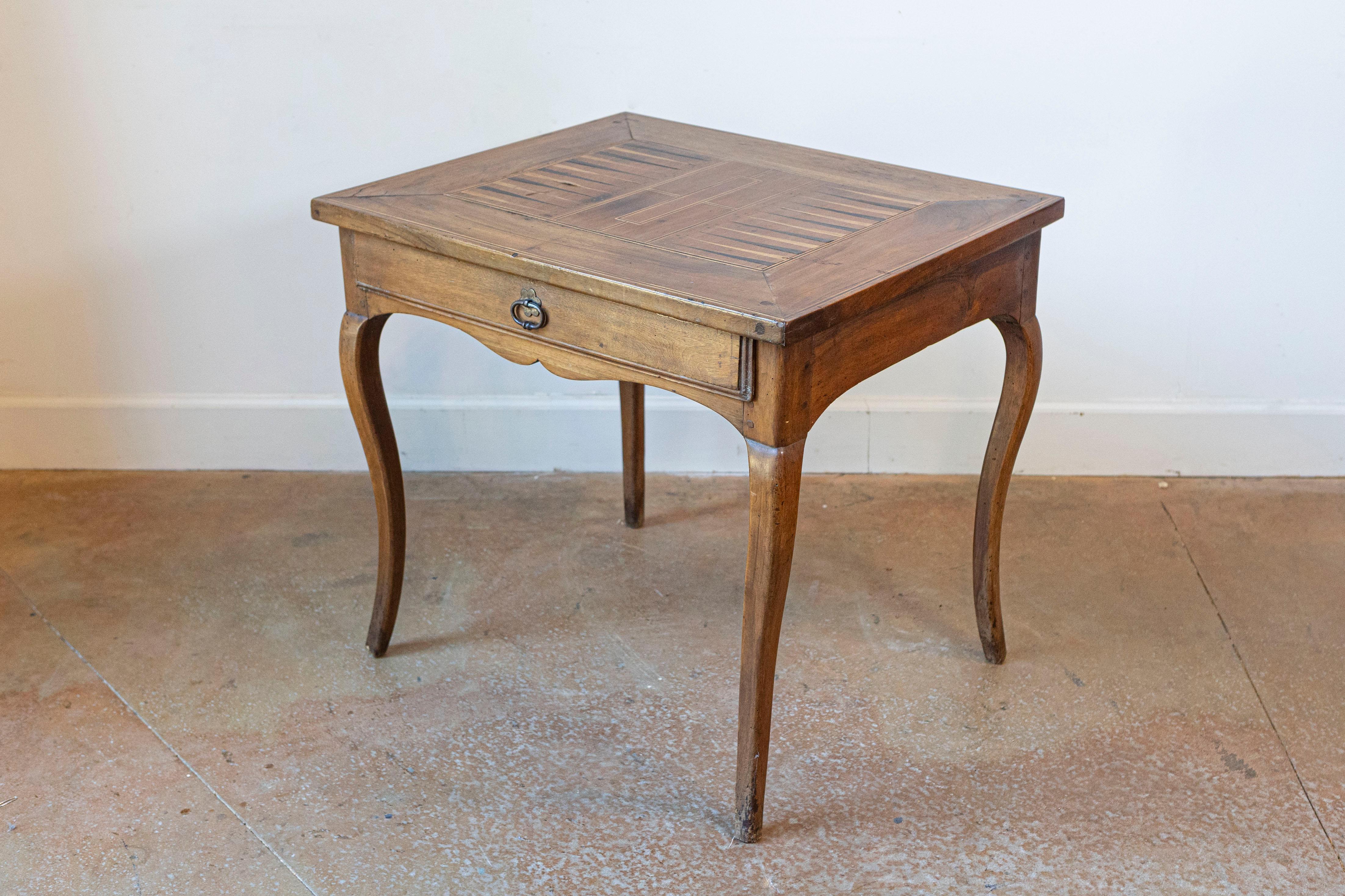 Tavolo da backgammon in stile Luigi XV in noce del XIX secolo, con piano intarsiato in mogano, cassetto singolo e gambe a cabriola. Creato in Francia nel XIX secolo, questo tavolo da gioco in noce presenta le caratteristiche stilistiche