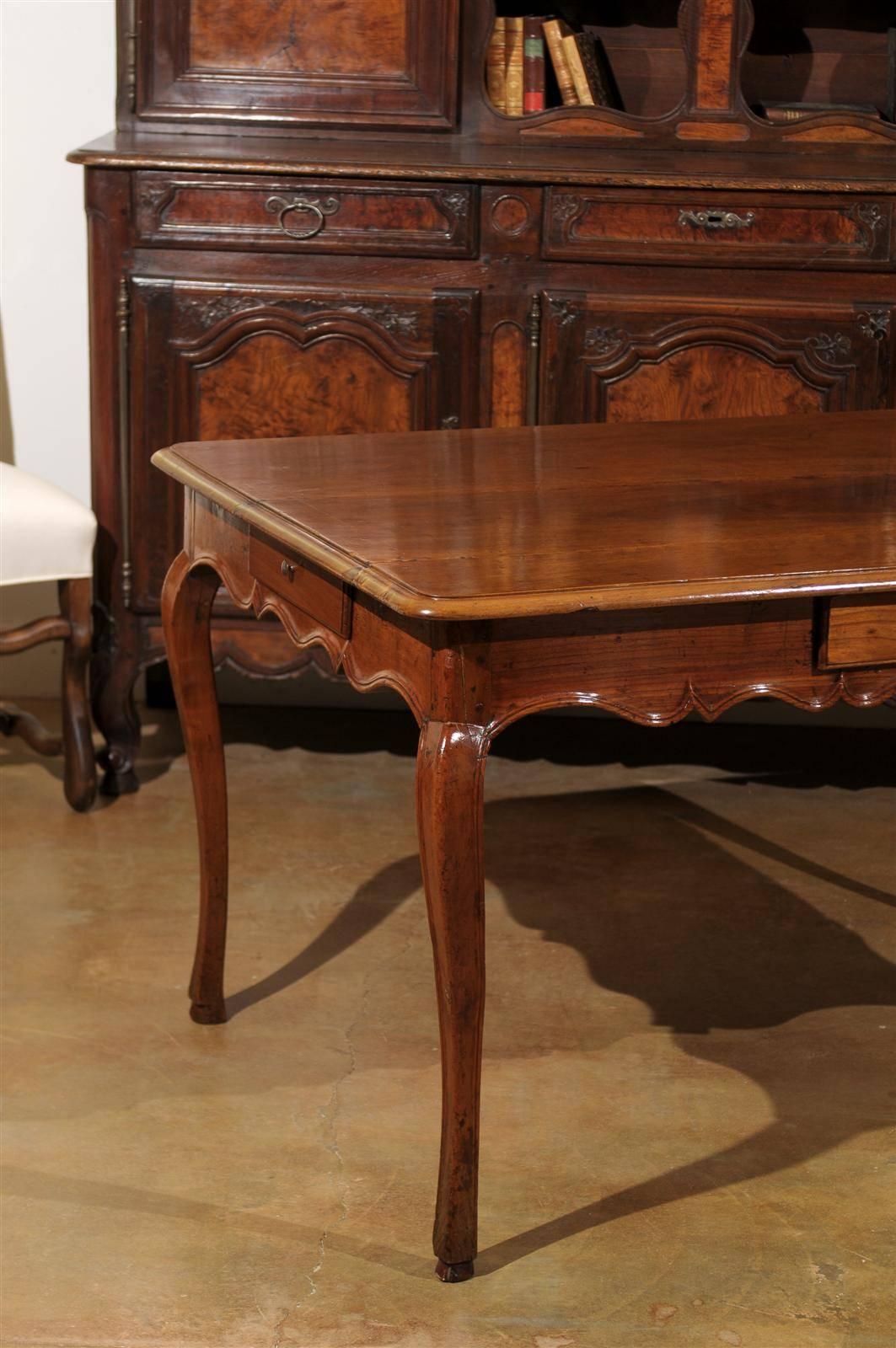 French Louis XV Style 1850s Walnut Table with Four Drawers and Cabriole Legs 2