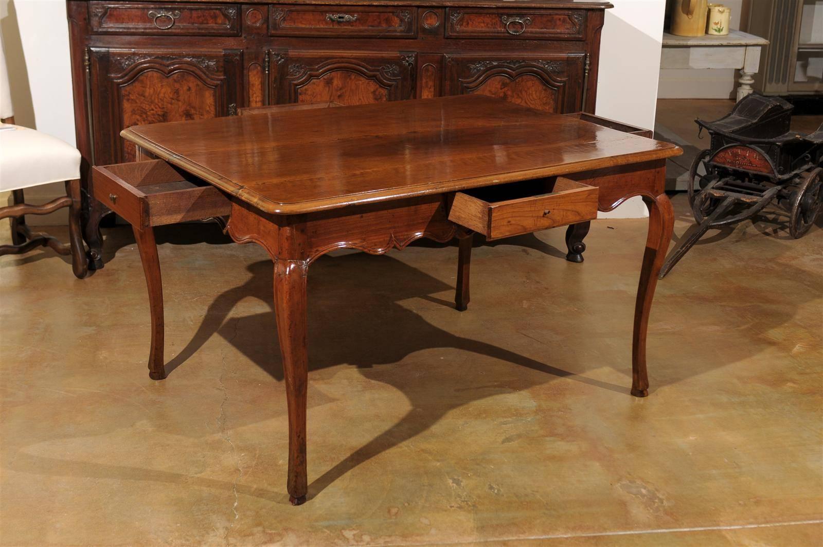 French Louis XV Style 1850s Walnut Table with Four Drawers and Cabriole Legs 4