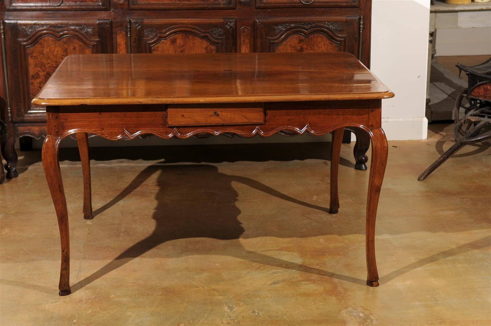 French Louis XV Style 1850s Walnut Table with Four Drawers and Cabriole Legs 5