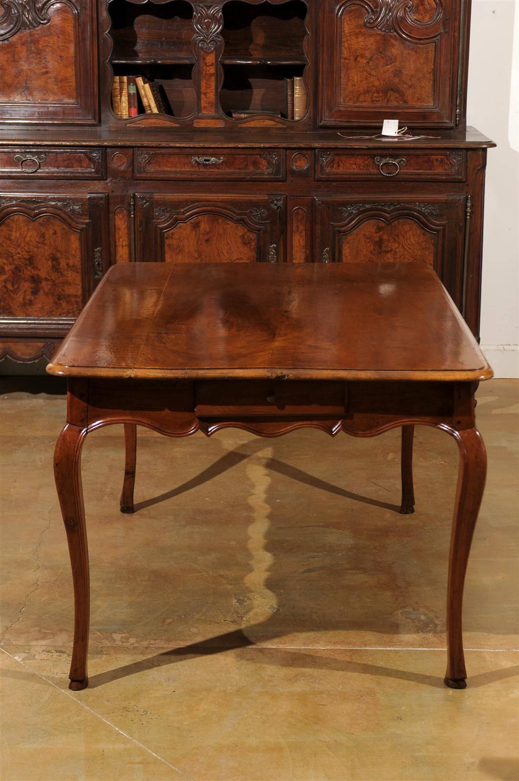 French Louis XV Style 1850s Walnut Table with Four Drawers and Cabriole Legs 6