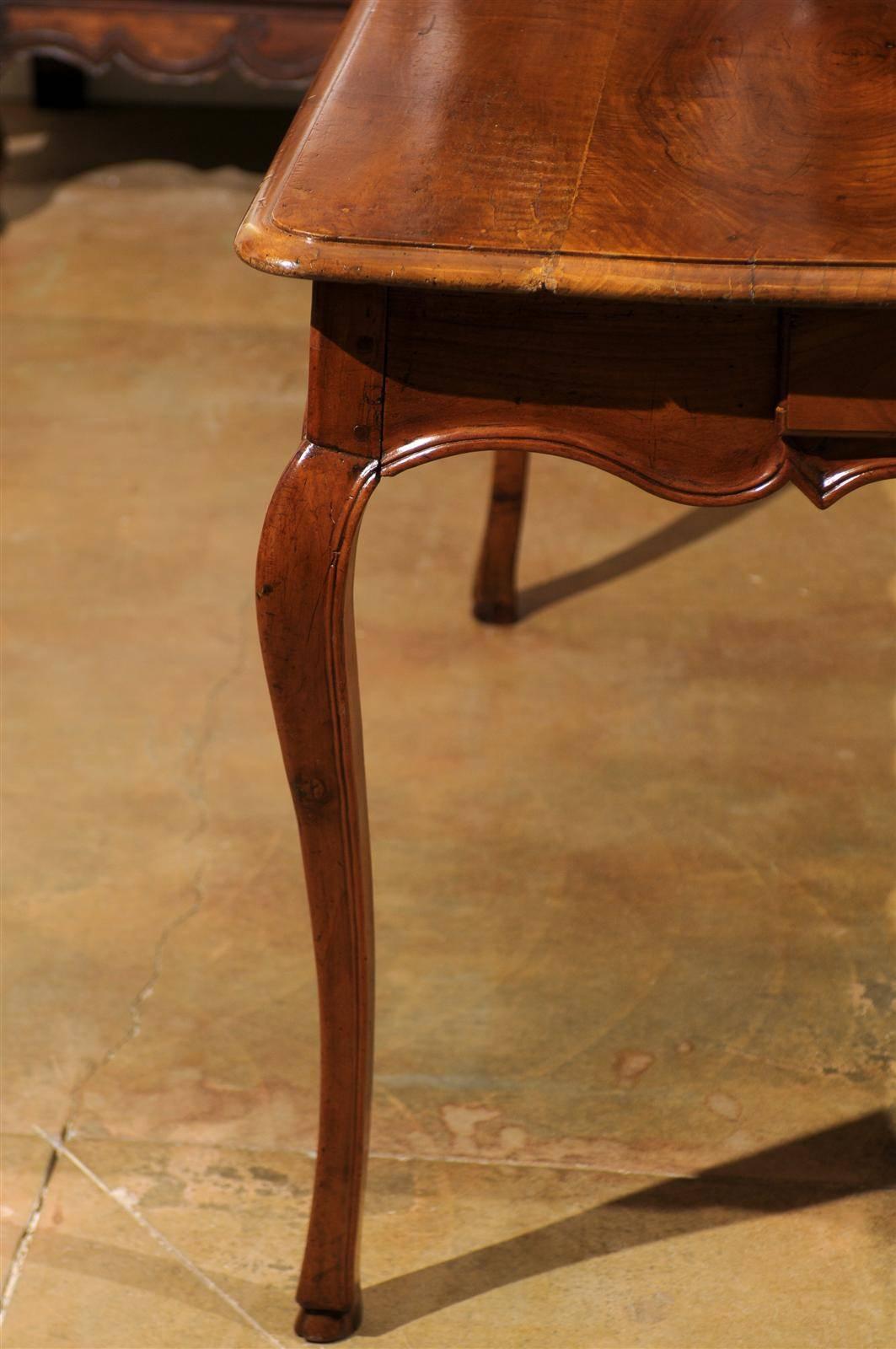 19th Century French Louis XV Style 1850s Walnut Table with Four Drawers and Cabriole Legs