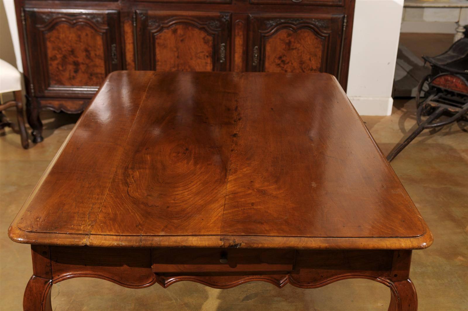 French Louis XV Style 1850s Walnut Table with Four Drawers and Cabriole Legs 1