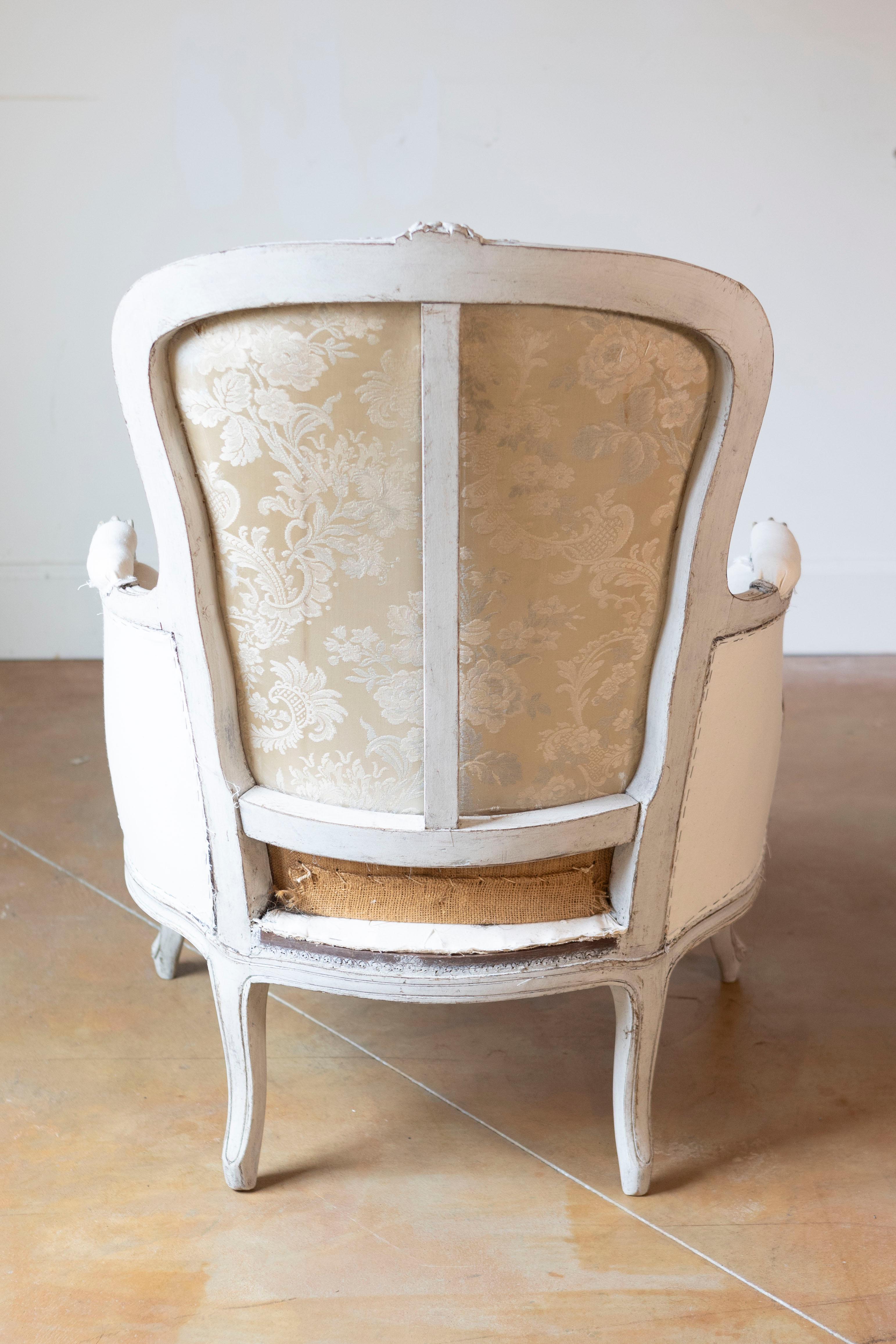 Pareja de Sillas Bergères Suecas Pintadas y Talladas en Gris Claro, Estilo Rococó, Década de 1890 siglo XIX en venta