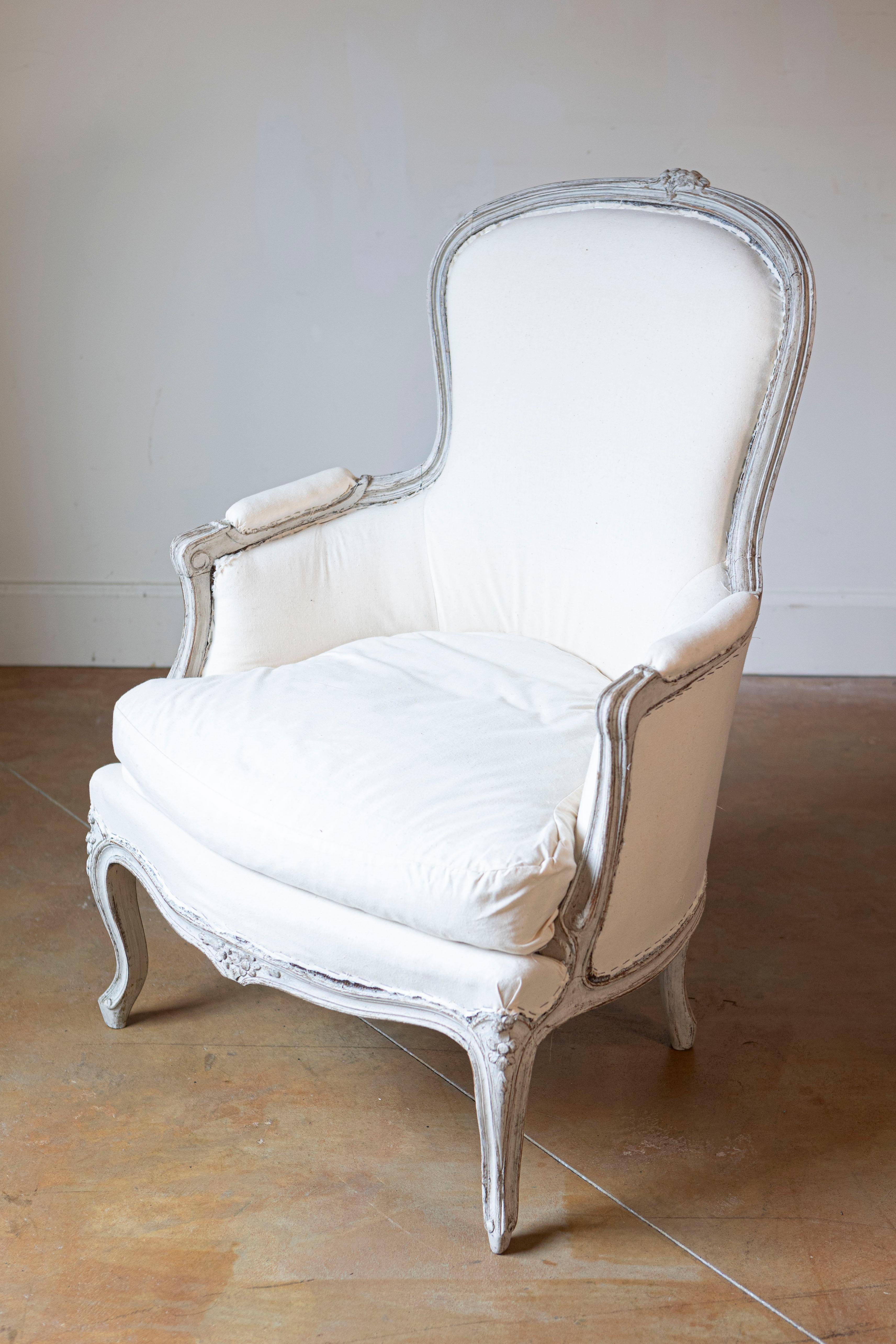 Pareja de Sillas Bergères Suecas Pintadas y Talladas en Gris Claro, Estilo Rococó, Década de 1890 Tallado en venta