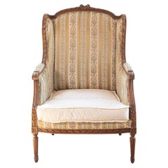 Bergère à Oreilles en noyer de style Louis XVI du 19ème siècle avec des roses sculptées