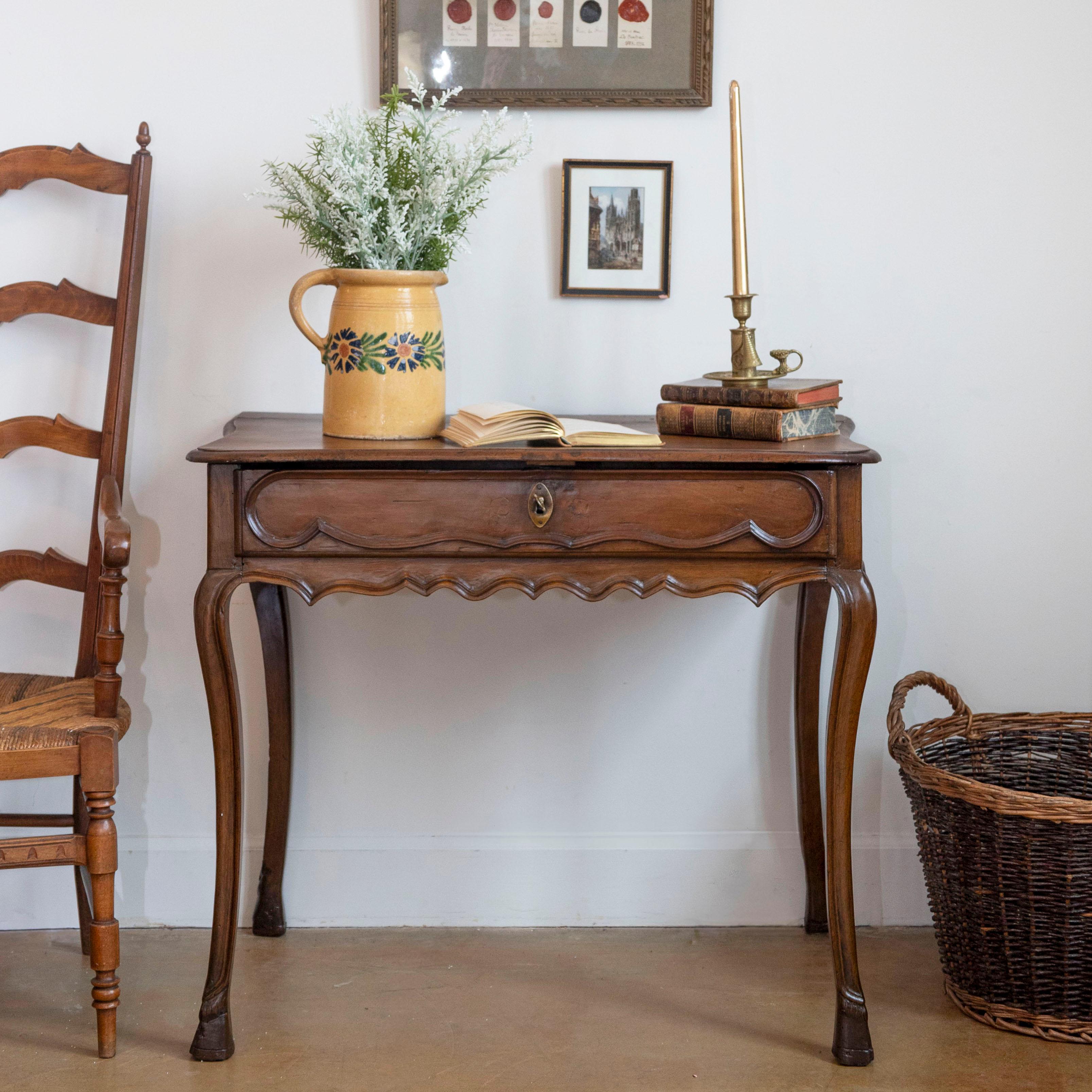 Italian Baroque Style 19th Century Walnut Console Table with Serpentine Front In Good Condition For Sale In Atlanta, GA