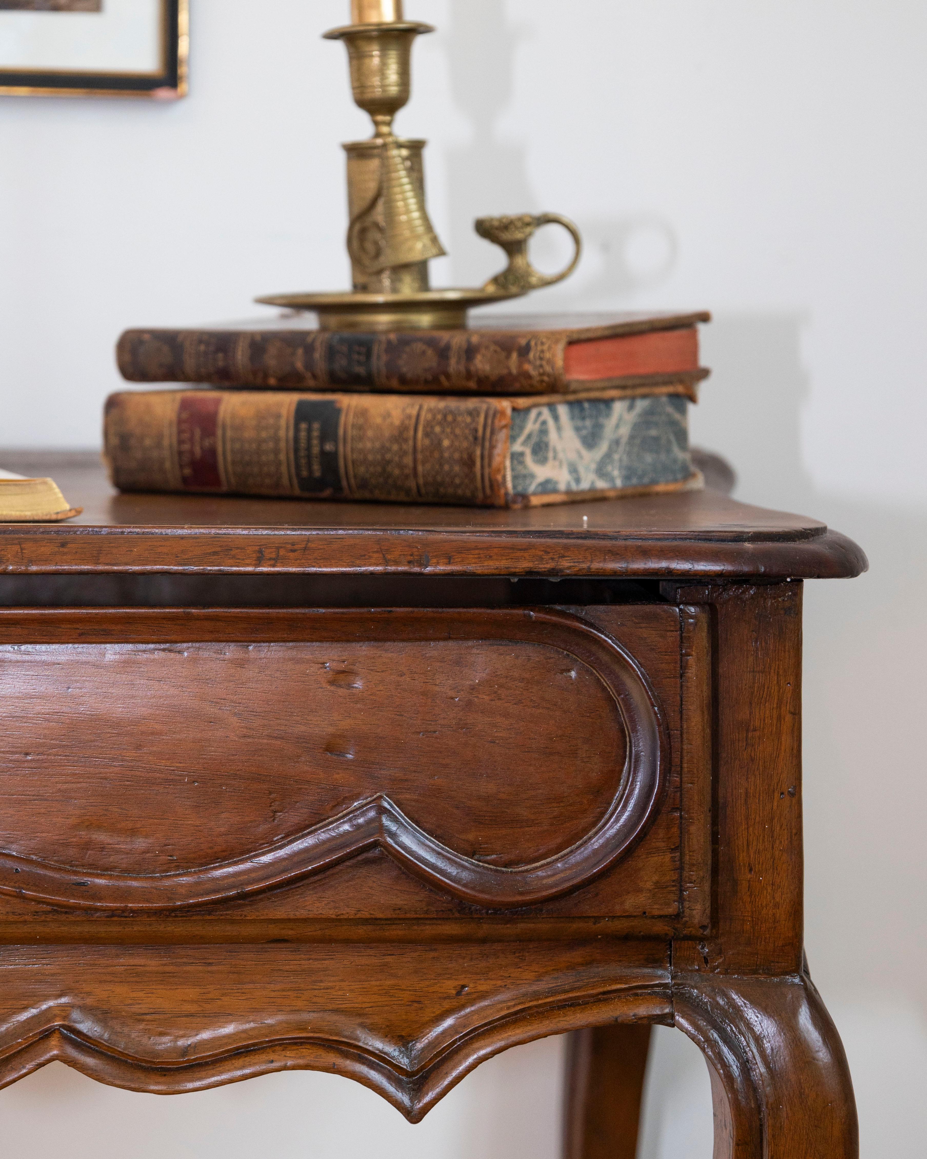 Italian Baroque Style 19th Century Walnut Console Table with Serpentine Front For Sale 1