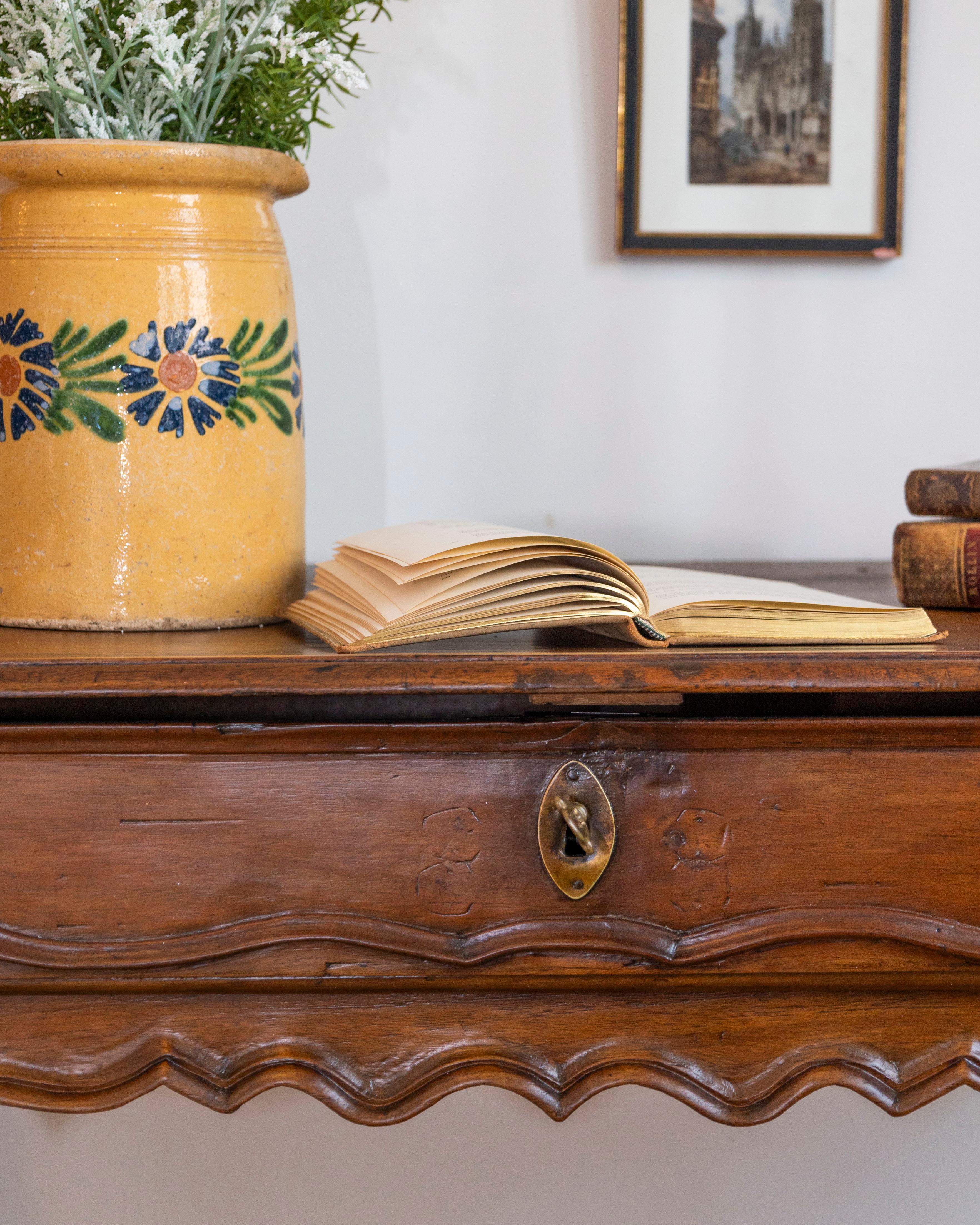 Italian Baroque Style 19th Century Walnut Console Table with Serpentine Front For Sale 2