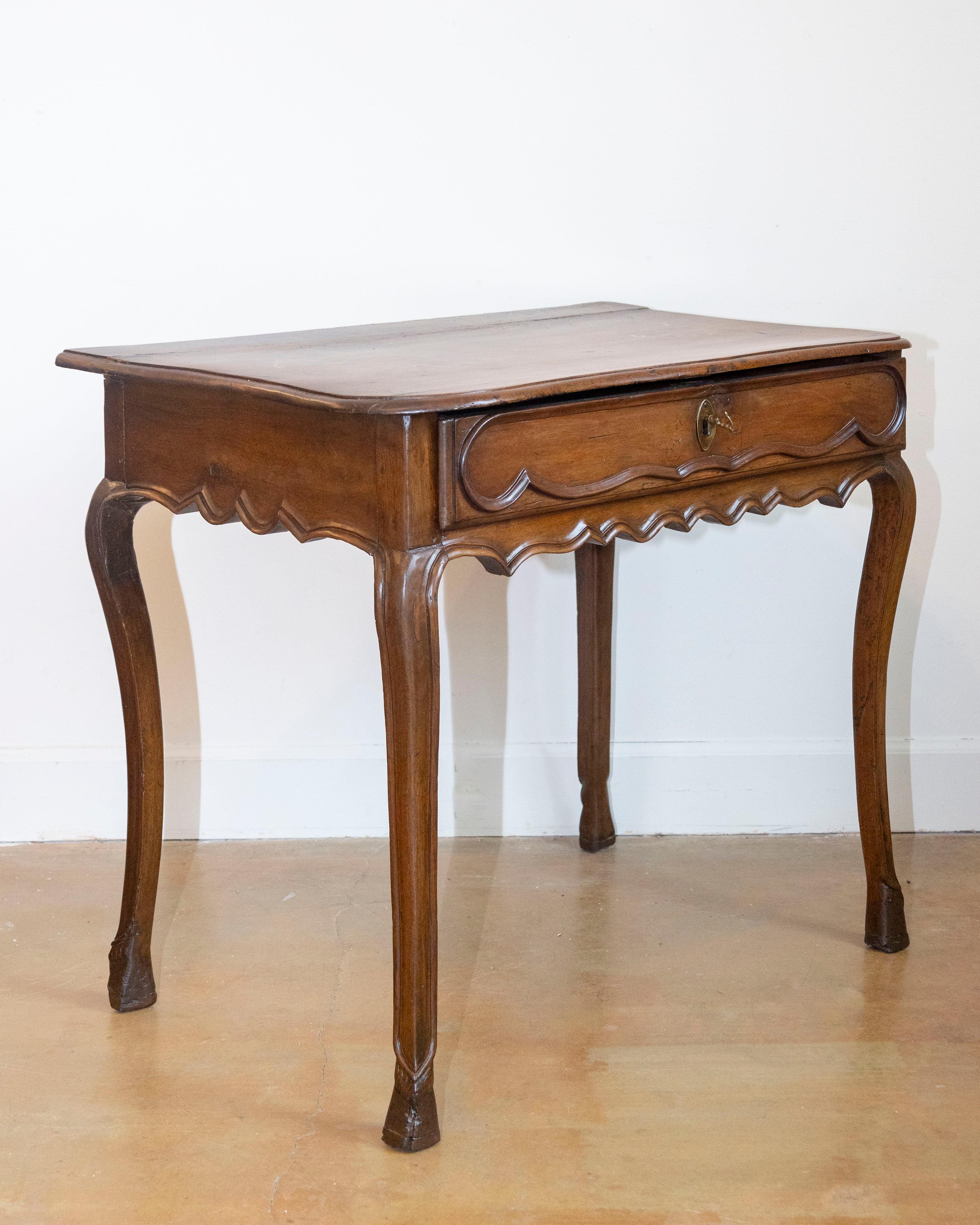 Italian Baroque Style 19th Century Walnut Console Table with Serpentine Front For Sale 4