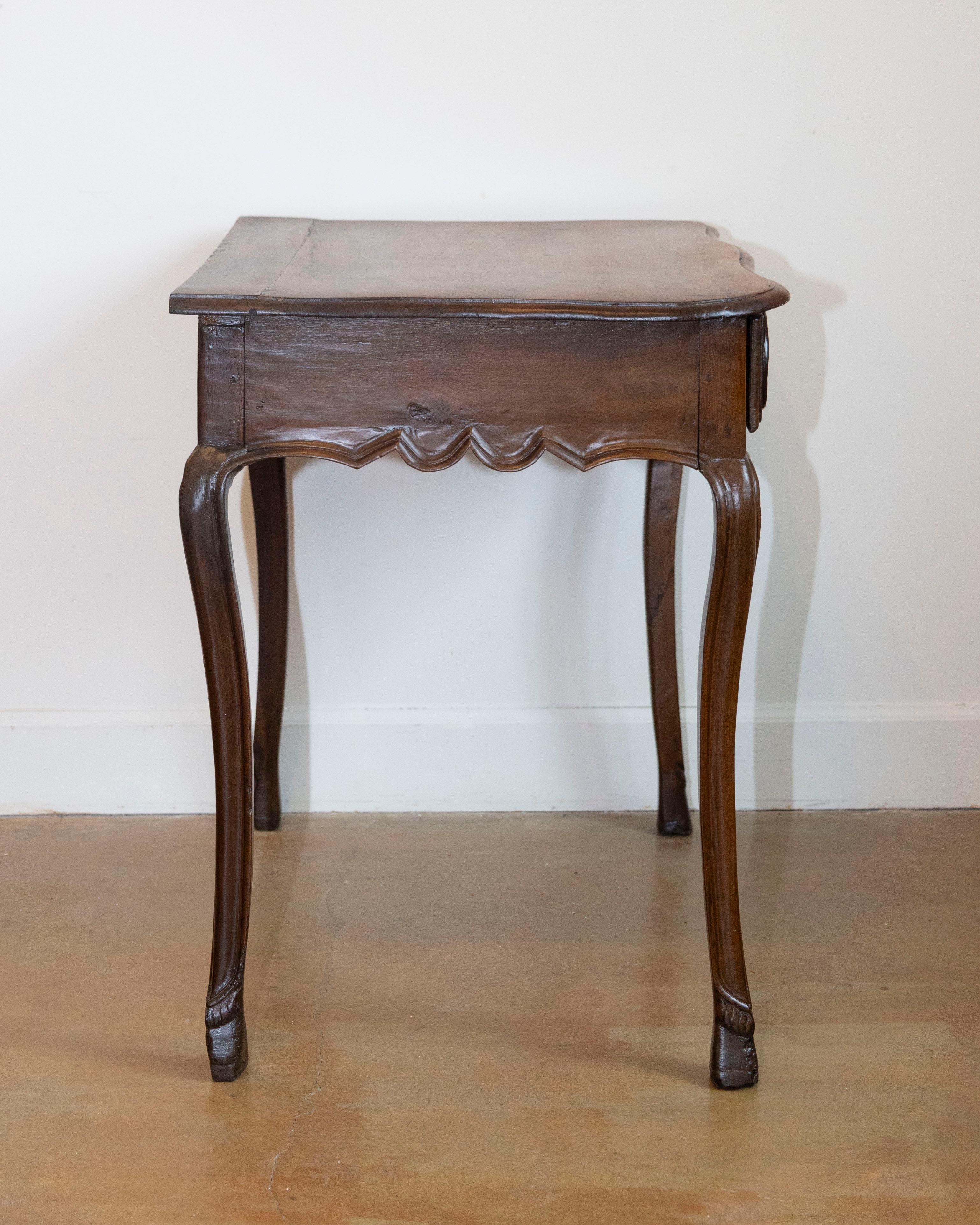 Italian Baroque Style 19th Century Walnut Console Table with Serpentine Front For Sale 5