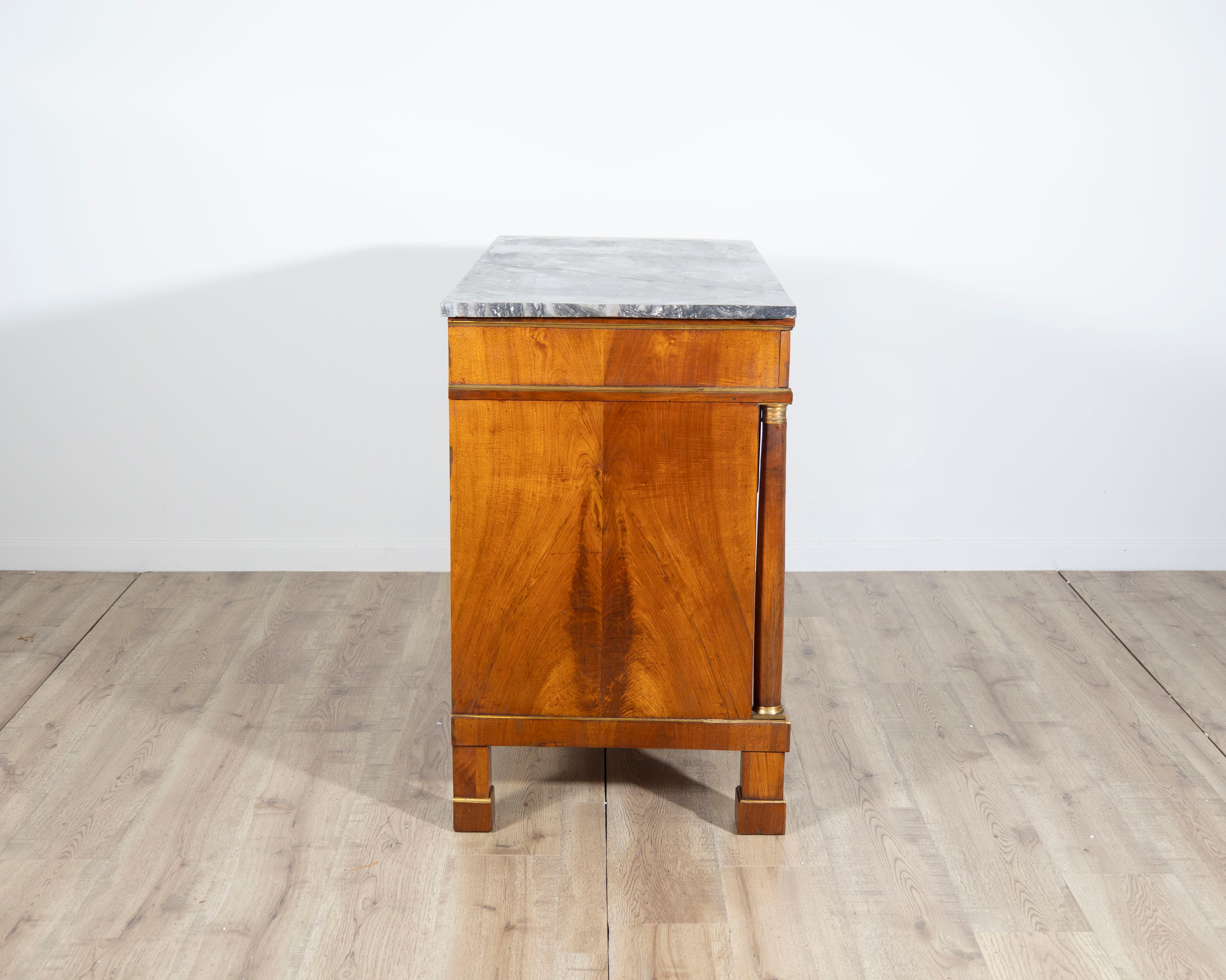 Pair of Early 19th Century Italian Walnut Commodes with Marble Tops For Sale 5