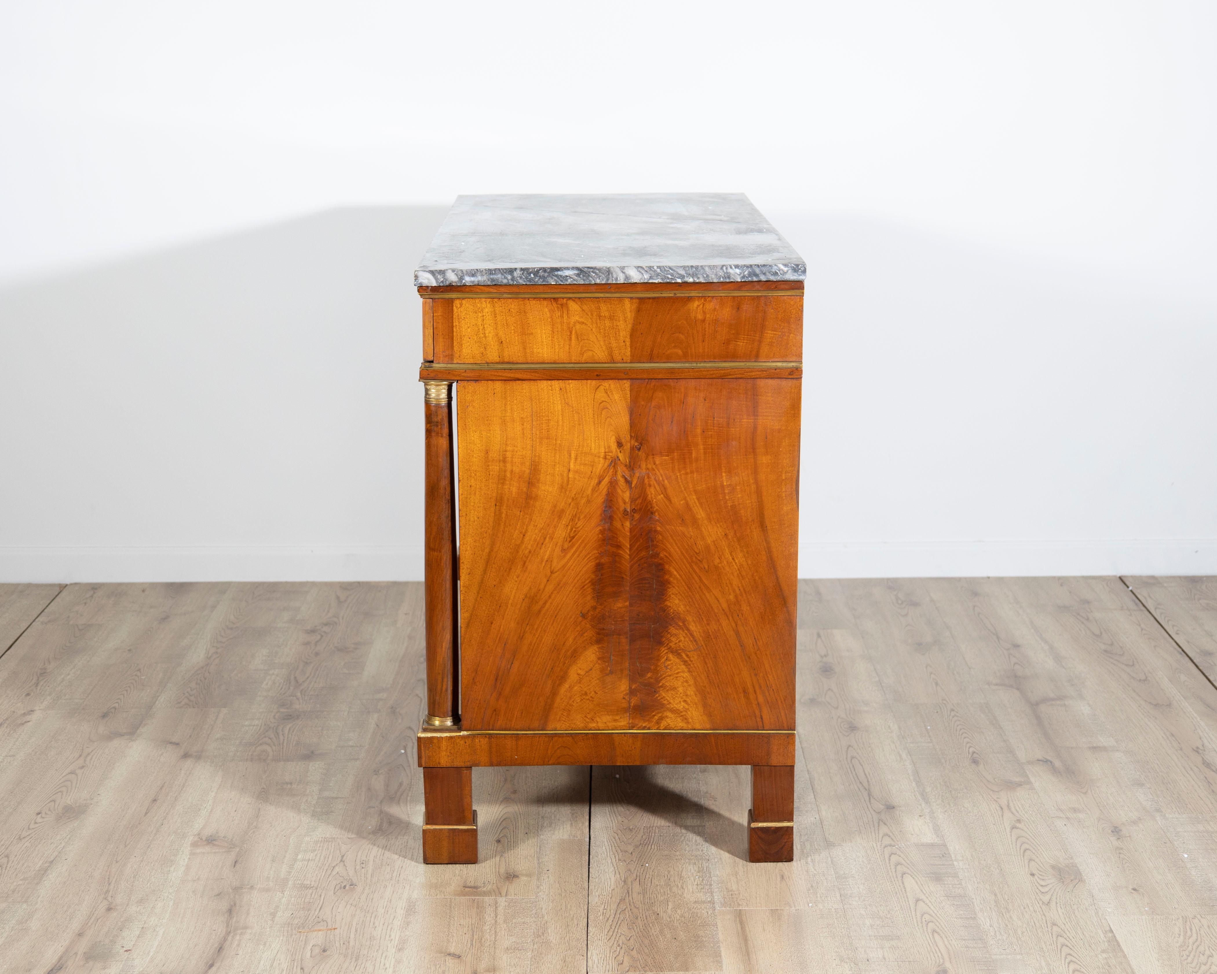 Pair of Early 19th Century Italian Walnut Commodes with Marble Tops For Sale 7