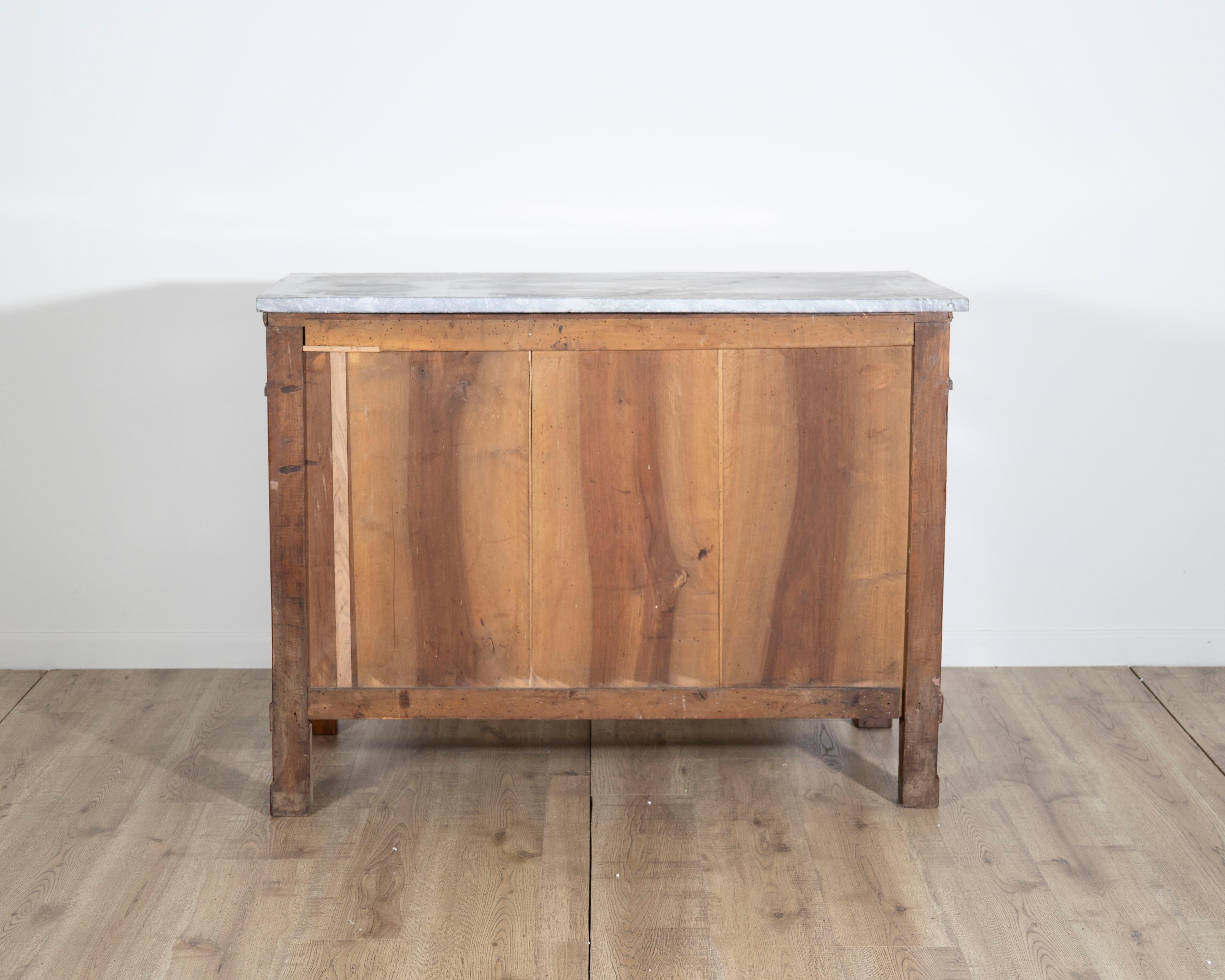 Pair of Early 19th Century Italian Walnut Commodes with Marble Tops For Sale 6
