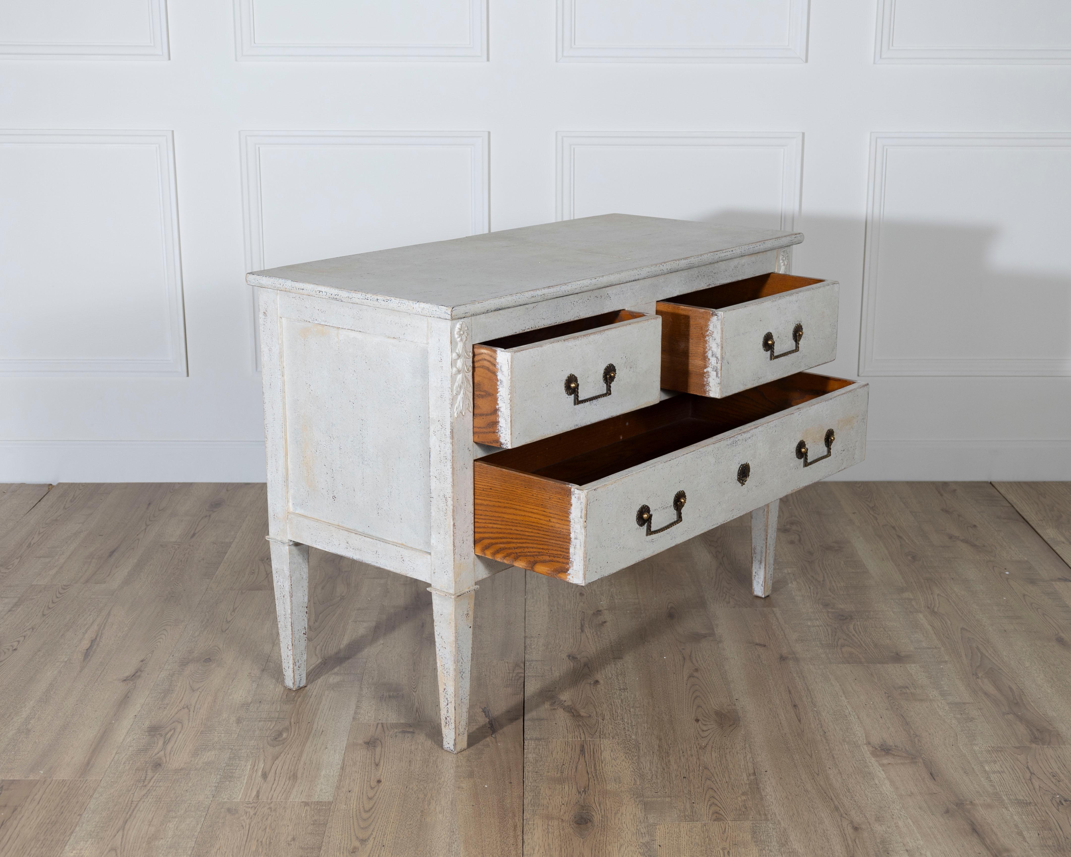 20ième siècle Commode peinte française avec poignées en laiton, vers 1920 en vente