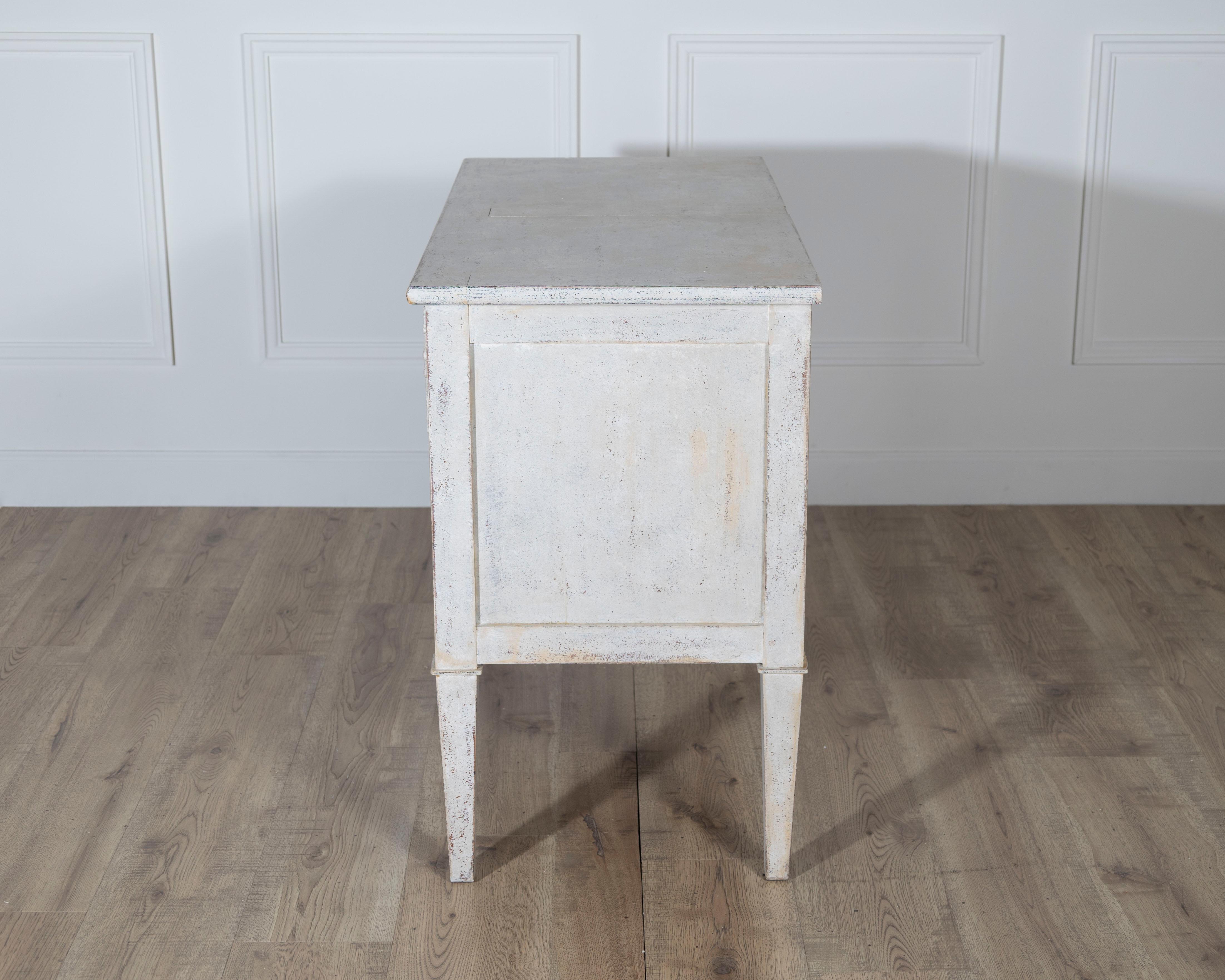 Commode peinte française avec poignées en laiton, vers 1920 en vente 2