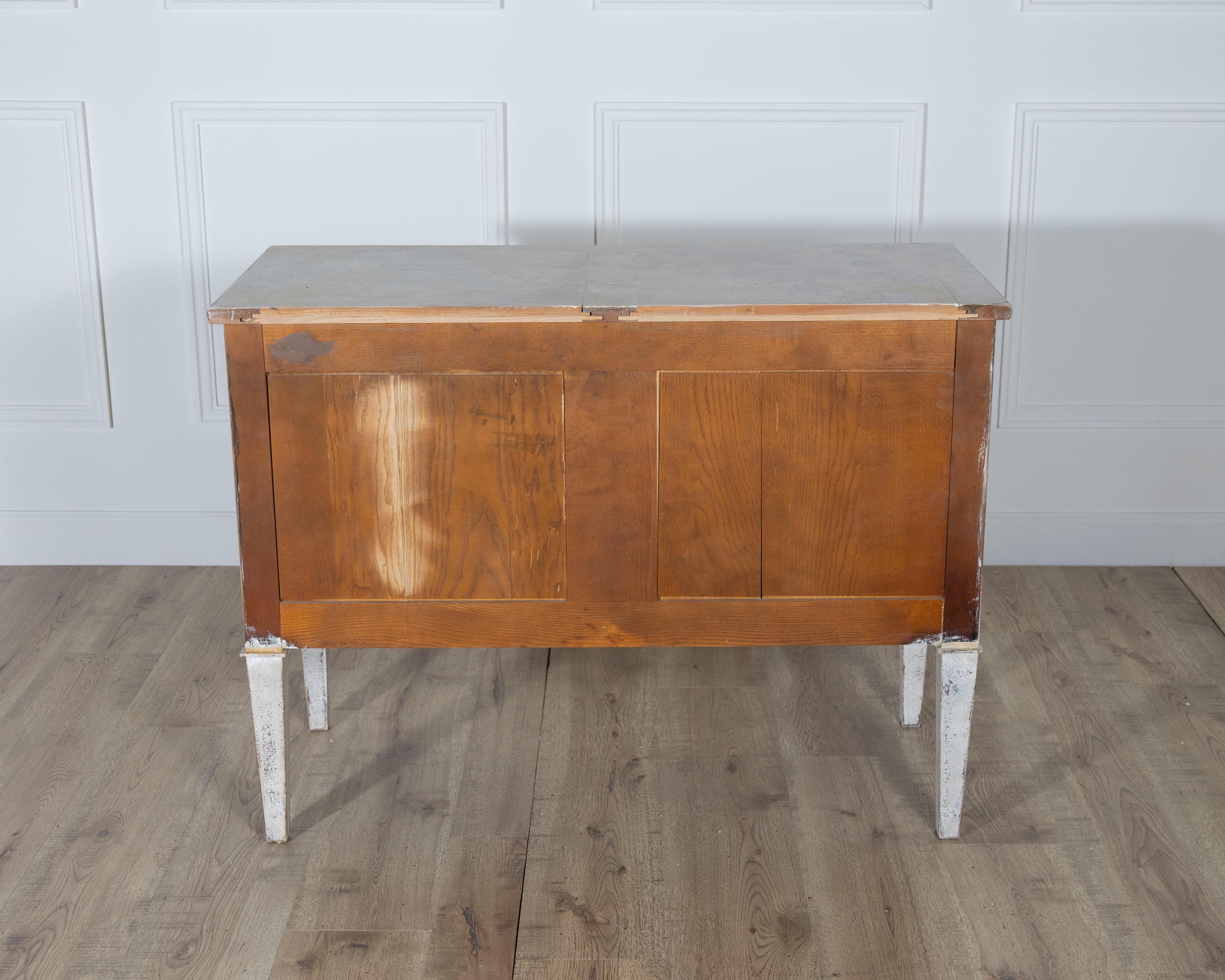Commode peinte française avec poignées en laiton, vers 1920 en vente 1